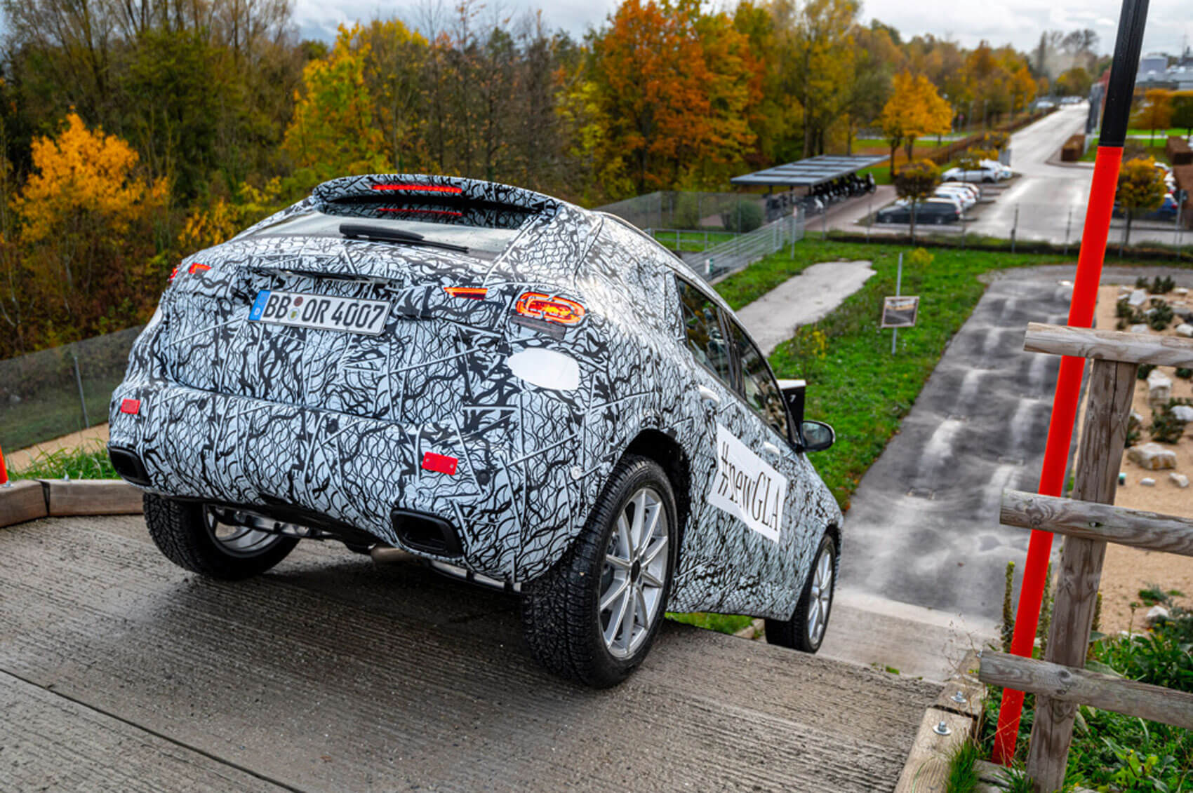 2020 Mercedes-Benz GLA'dan ilk resmi görsel geldi