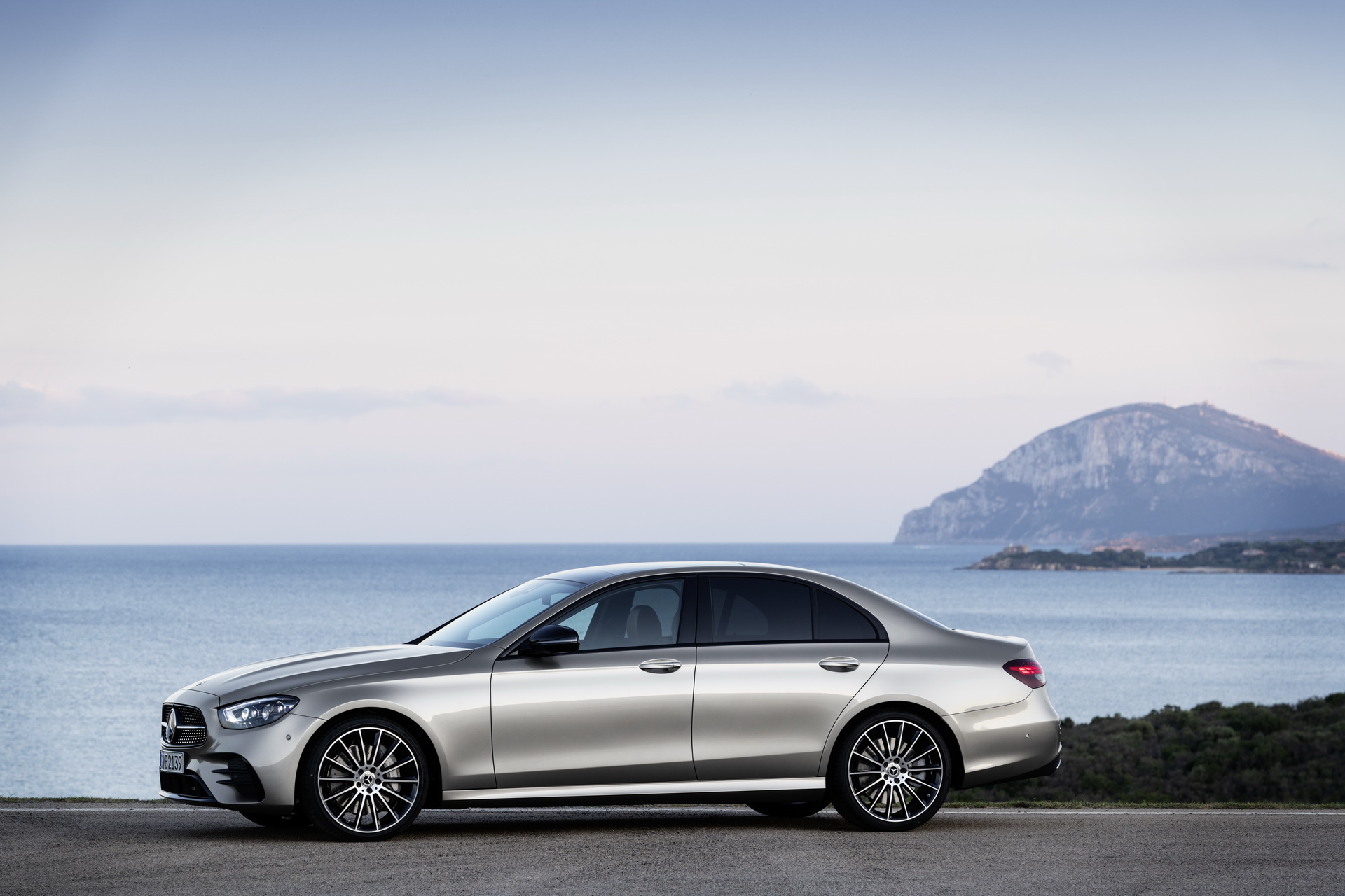 2020 Mercedes-Benz E-Serisi, yeni yüzü ve teknolojileriyle sahnede