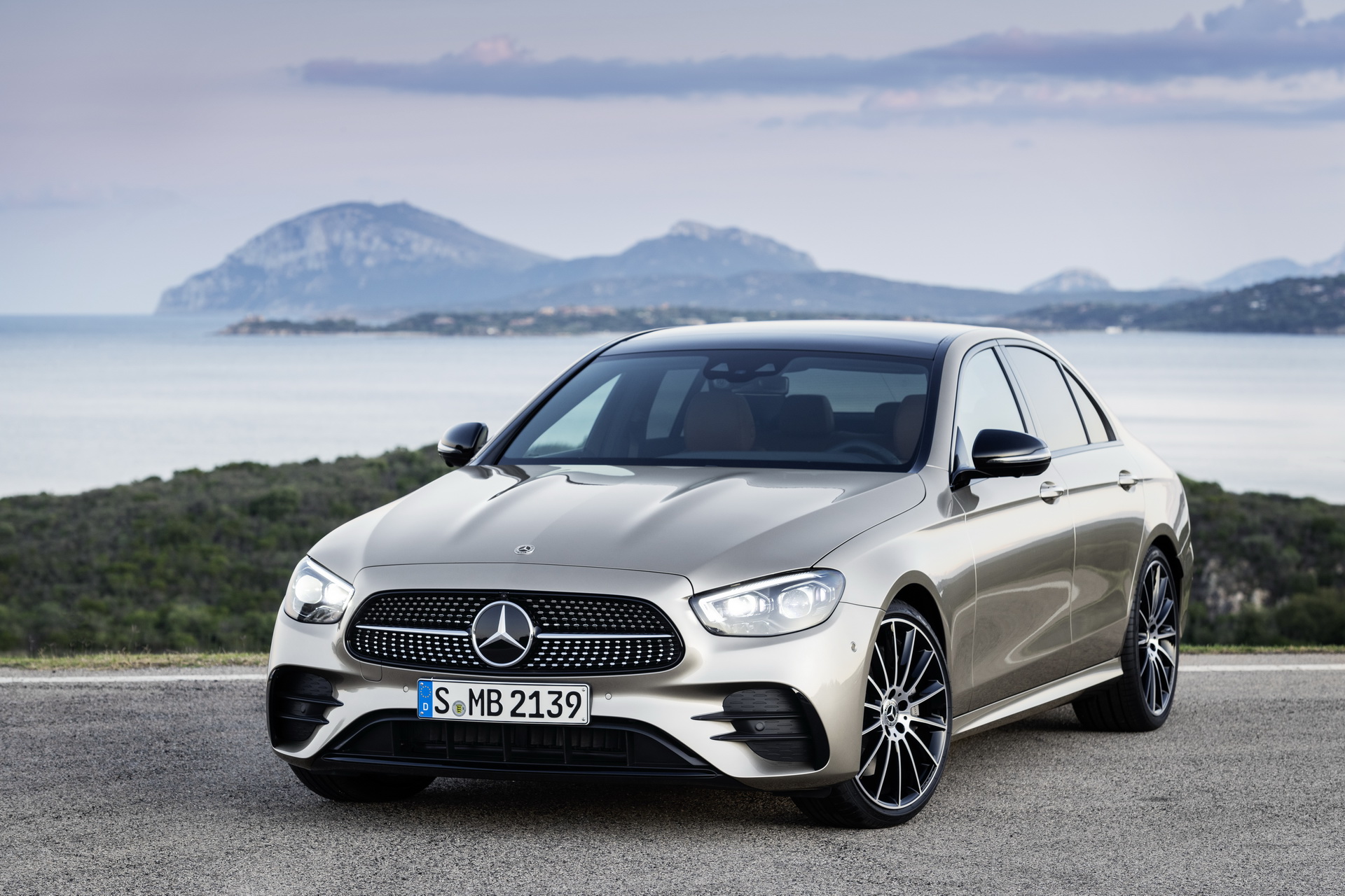 2020 Mercedes-Benz E-Serisi, yeni yüzü ve teknolojileriyle sahnede