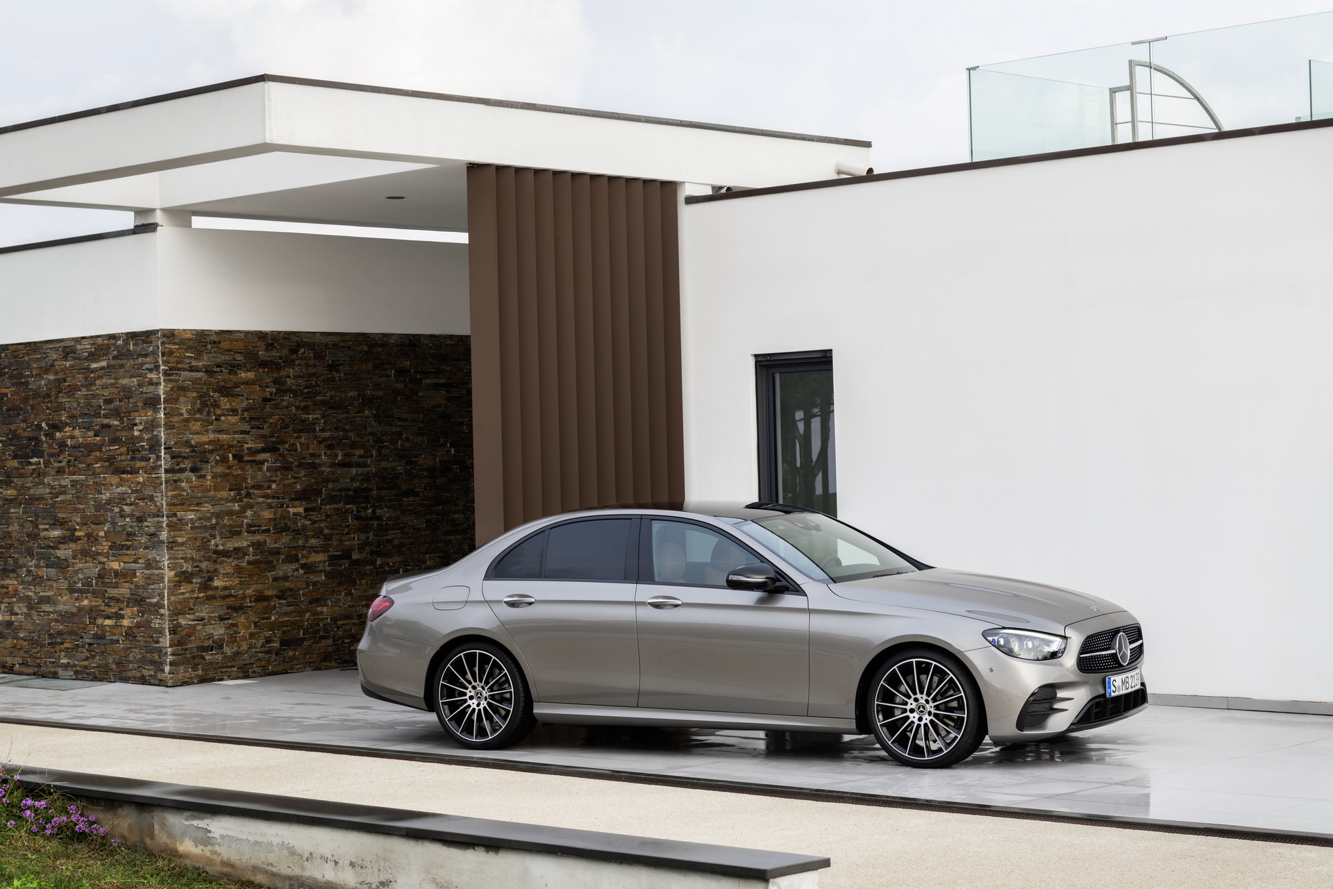 2020 Mercedes-Benz E-Serisi, yeni yüzü ve teknolojileriyle sahnede