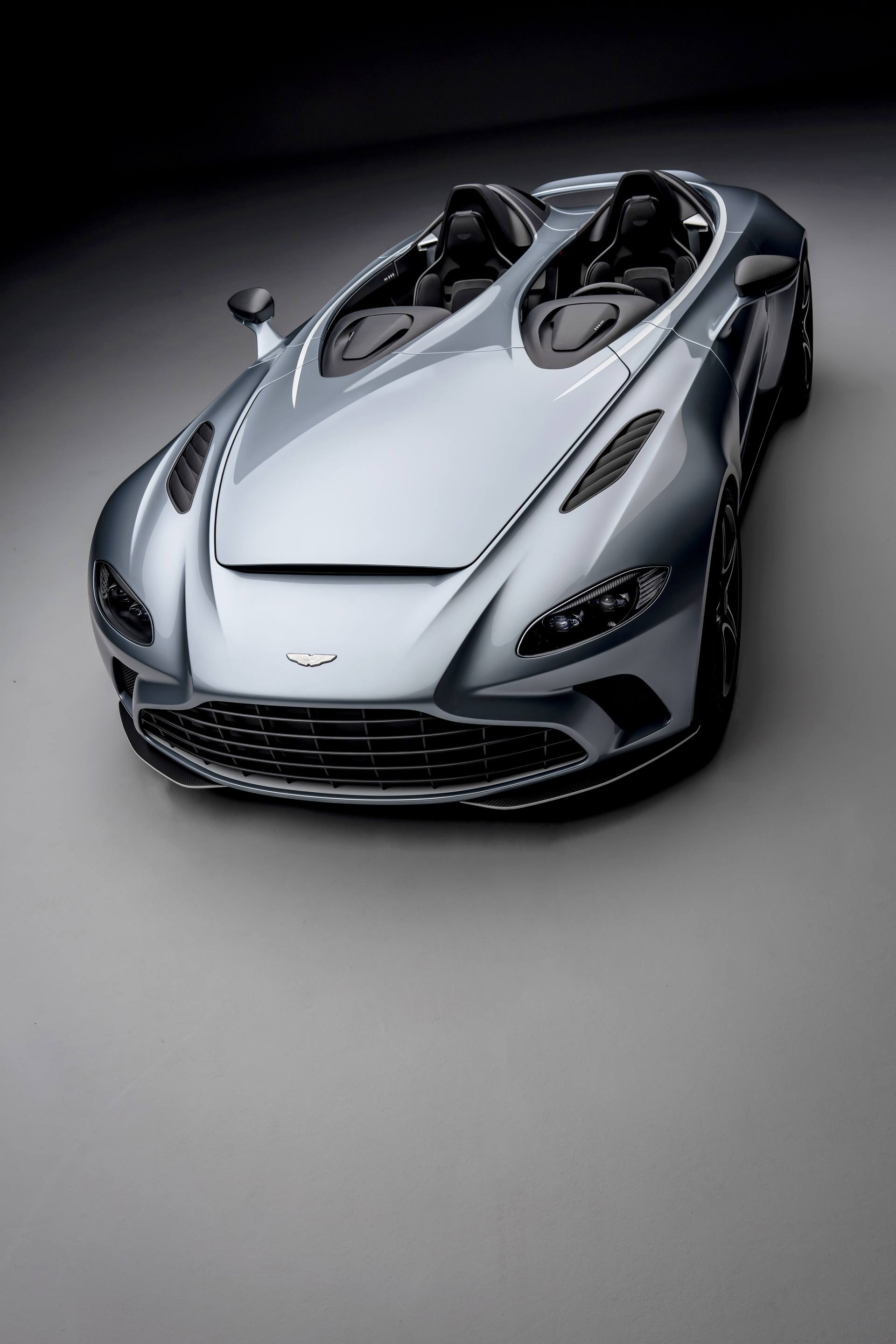 Aston Martin V12 Speedster tantıldı