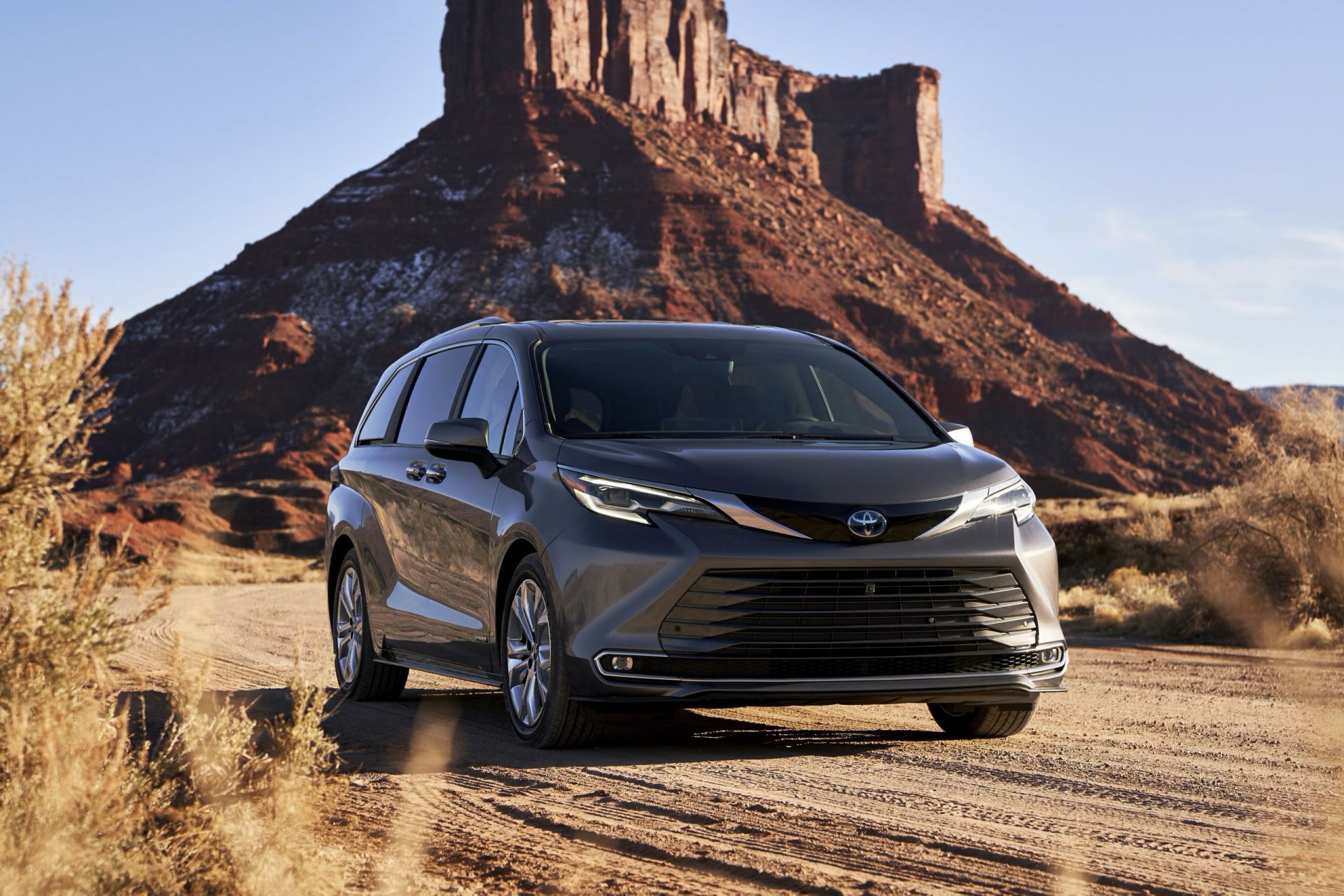 2020 Toyota Sienna, yepyeni tasarımı ve teknolojileriyle tanıtıldı