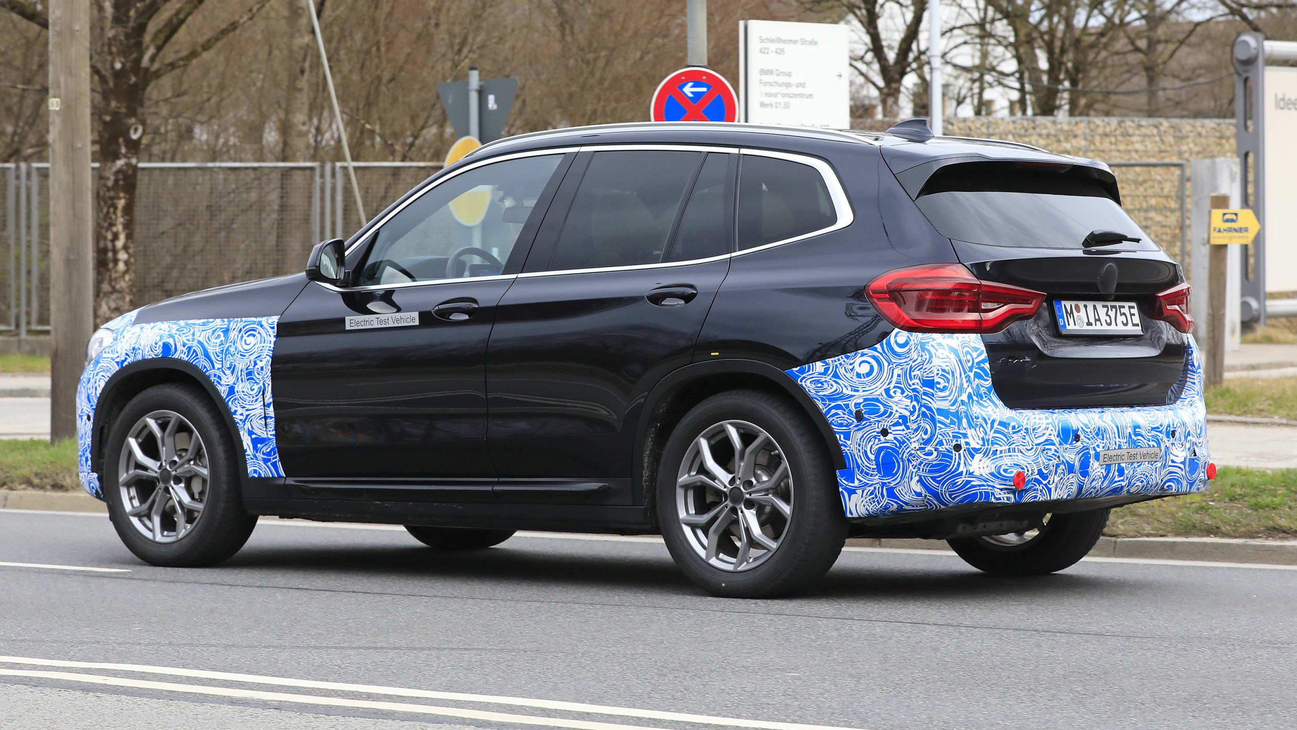 Elektrikli BMW iX3'ün ilk resmi fotoğrafları üretim bandından geldi