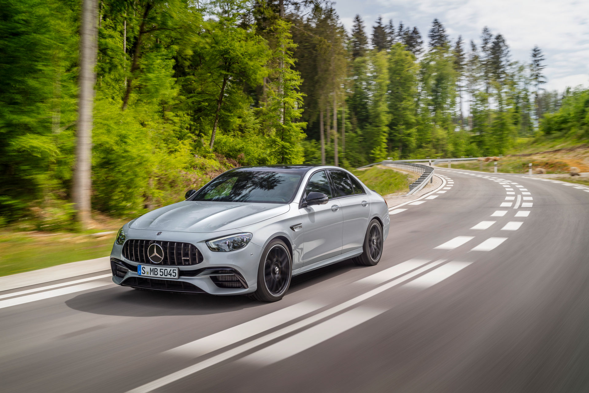 Makyajlı 2020 Mercedes-AMG E 63 ailesi yenilenen yüzüyle sahnede