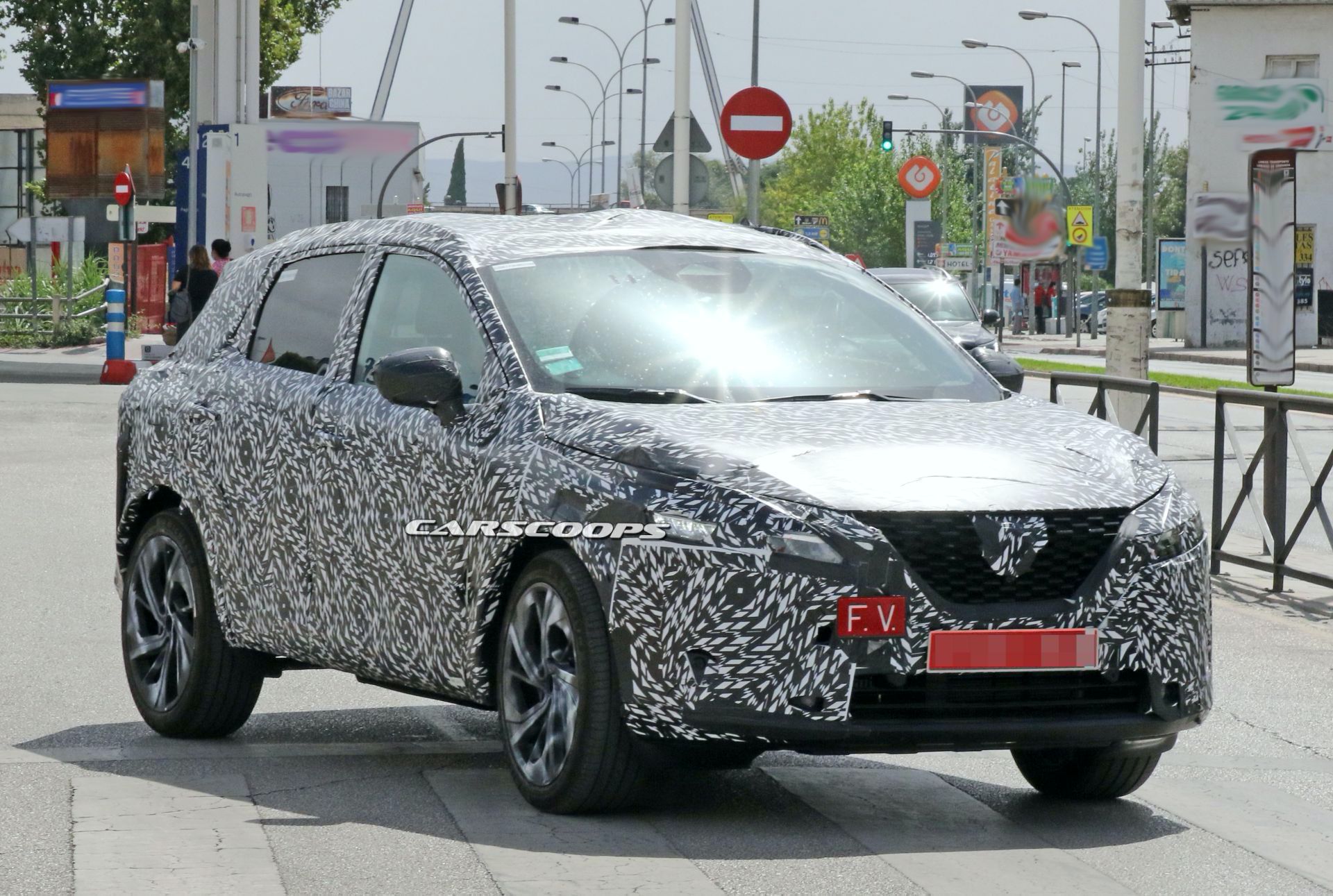 Yeni nesil Nissan Qashqai kamuflajı şekilde test edilirken görüntülendi