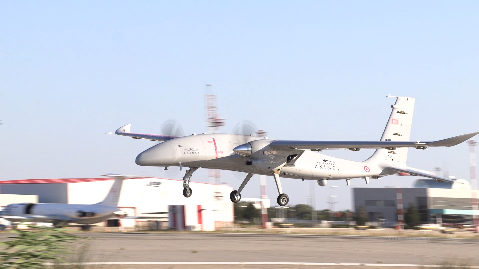 Bayraktar AKINCI TİHA ikinci prototipi ilk uçuş testini başarıyla tamamladı