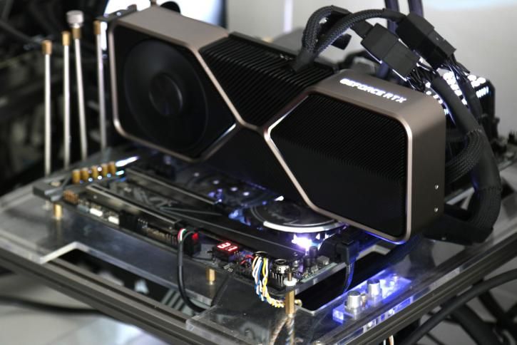 RTX 3090 kasa içerisinde görüntülendi: RTX 3080 yakın çekimleri paylaşıldı