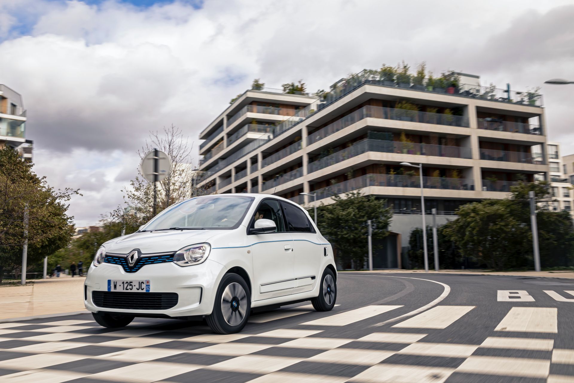 Renault, kompakt elektriklisi Twingo Electric'in yeni fotoğraflarını paylaştı