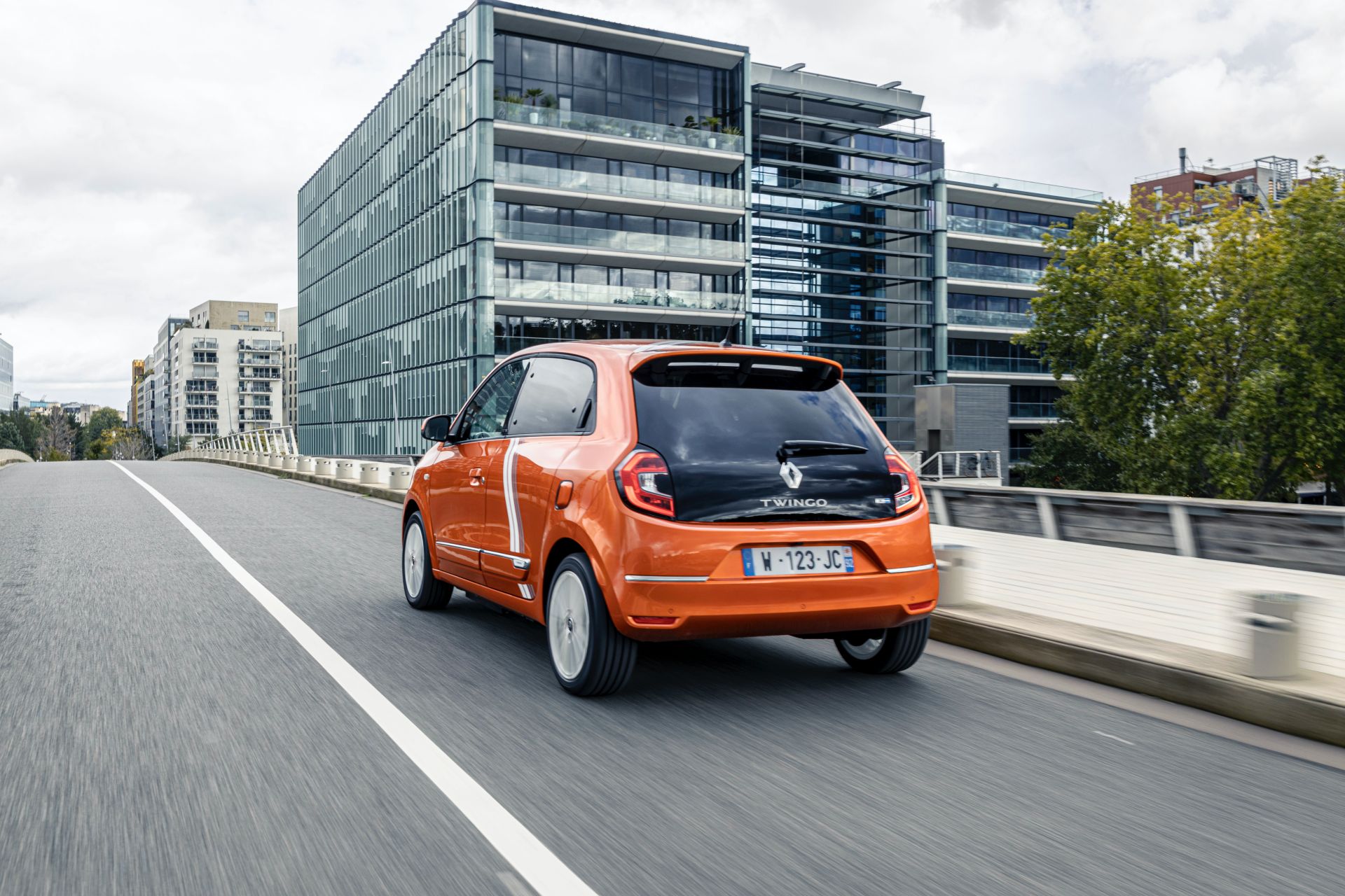 Renault, kompakt elektriklisi Twingo Electric'in yeni fotoğraflarını paylaştı