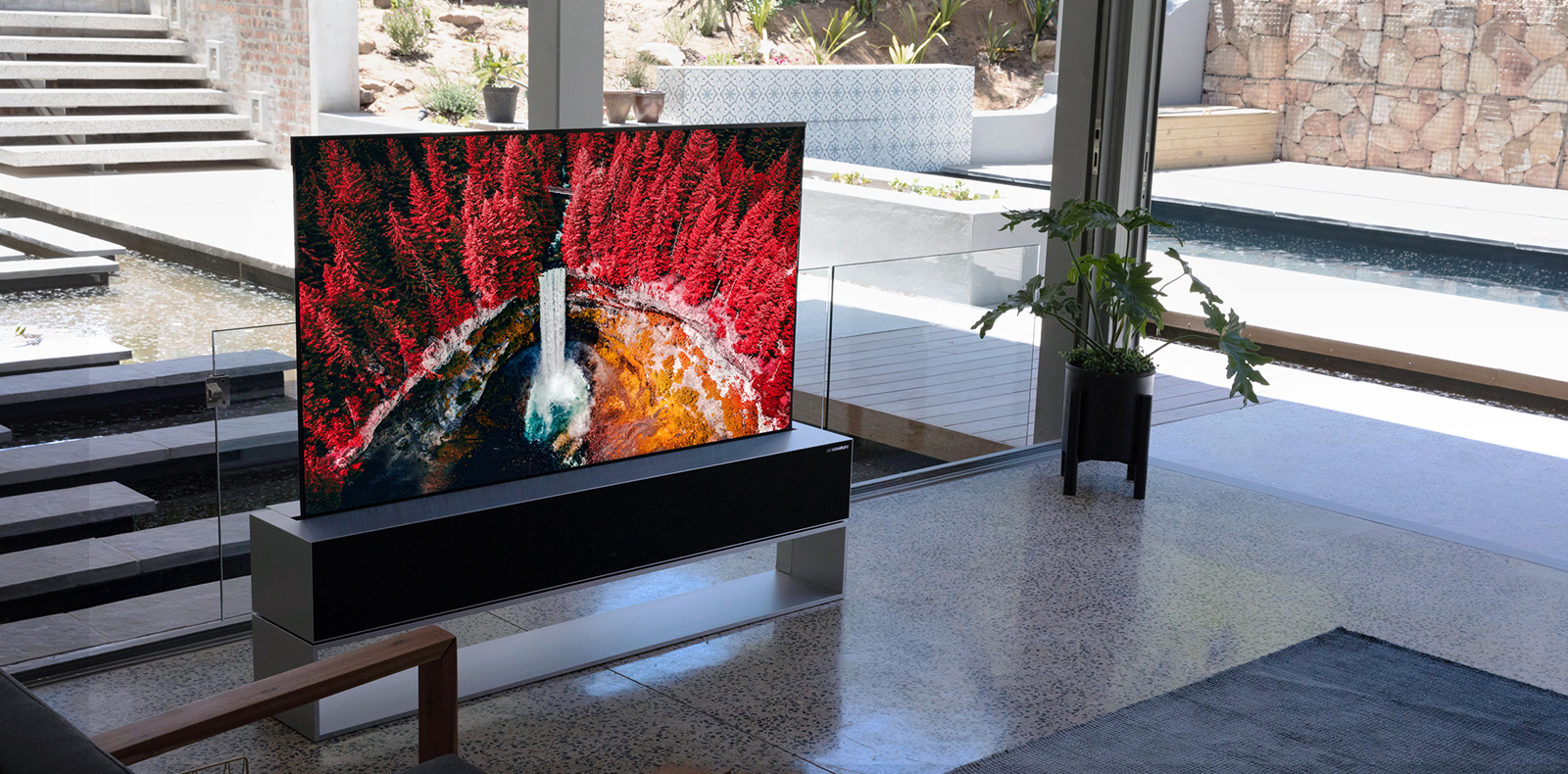 Dünyanın ilk katlanabilir TV'si LG Signature OLED TV R, satışa çıktı