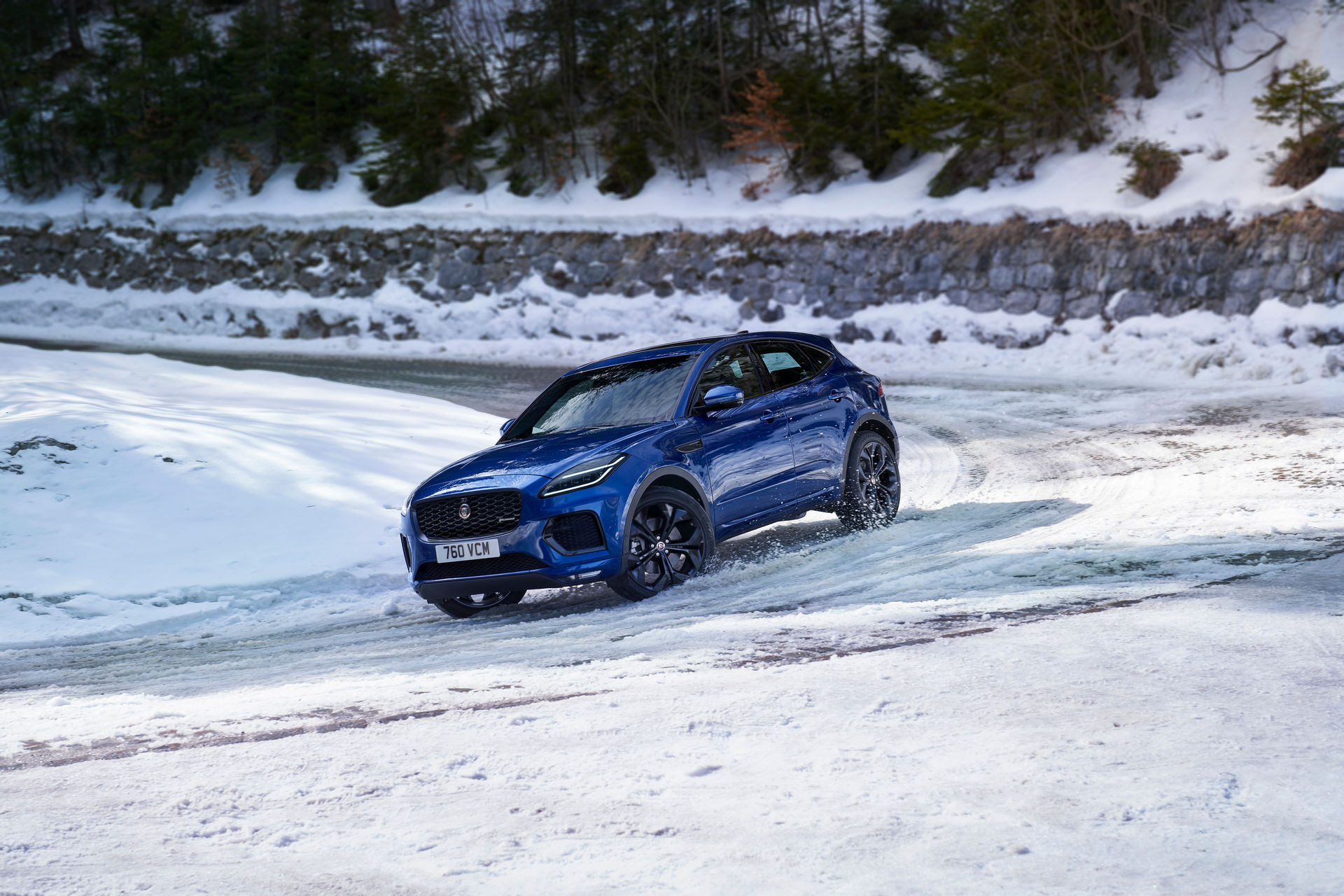 Makyajlı Jaguar E-Pace yenilenen yüzü ve teknolojileriyle tanıtıldı