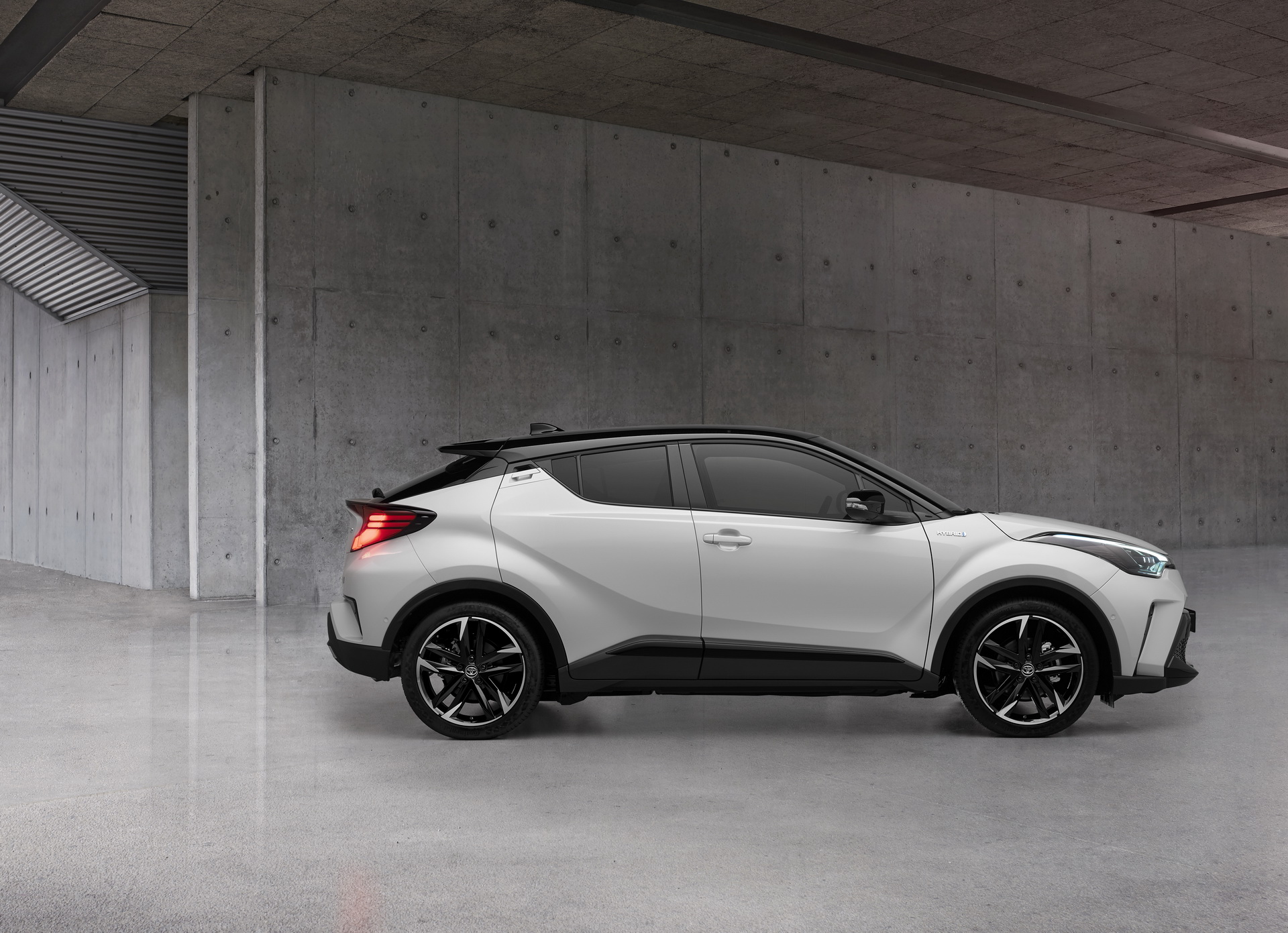 2021 Toyota C-HR, yeni GR Sport donanımıyla daha dinamik bir görünüme kavuşuyor