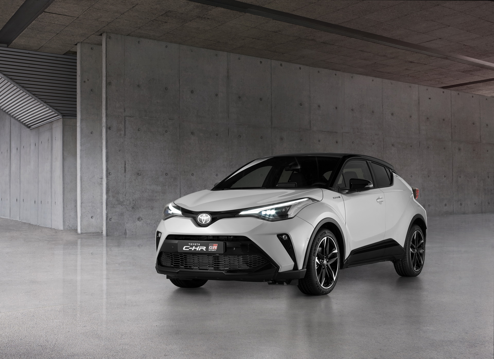 2021 Toyota C-HR, yeni GR Sport donanımıyla daha dinamik bir görünüme kavuşuyor