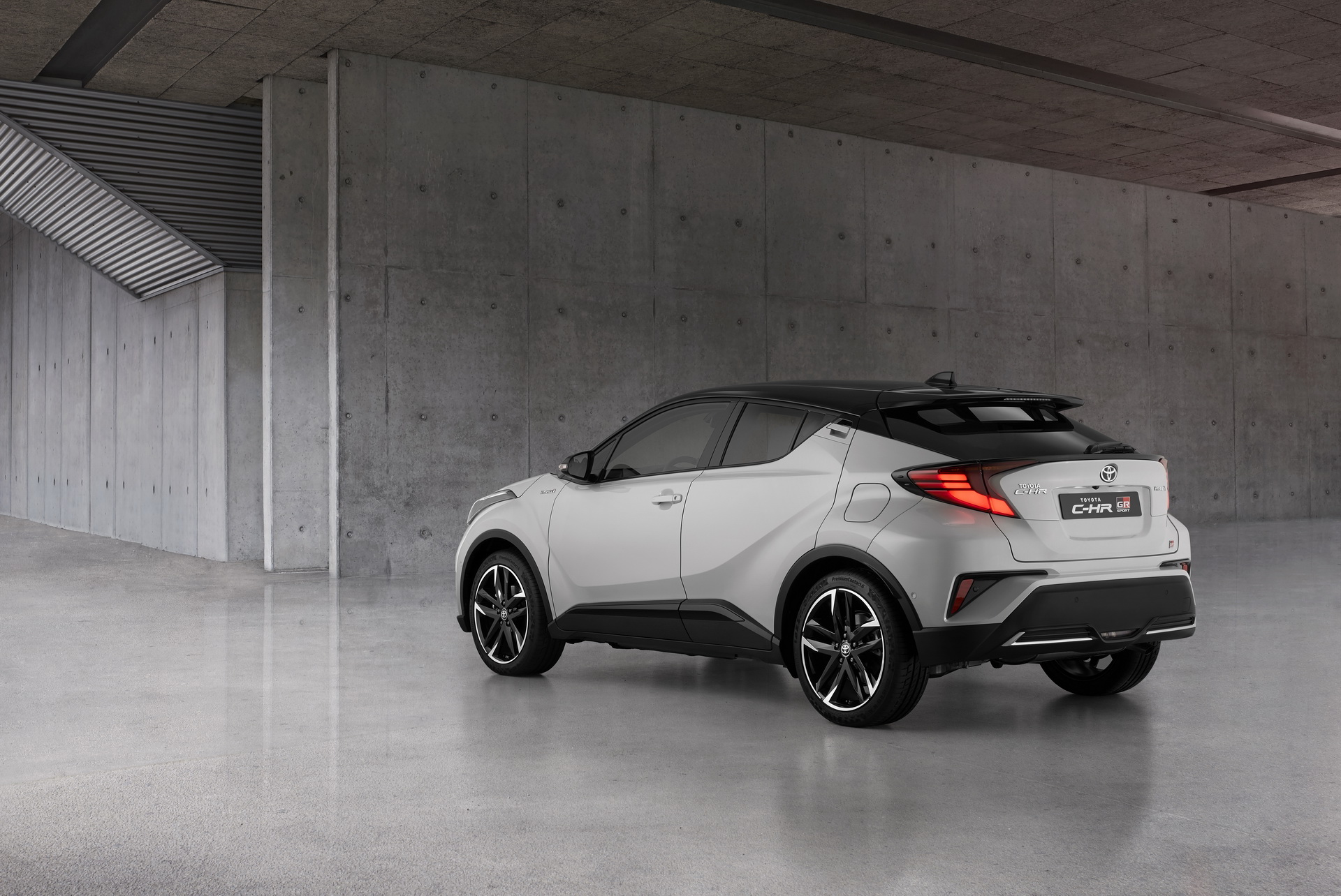 2021 Toyota C-HR, yeni GR Sport donanımıyla daha dinamik bir görünüme kavuşuyor