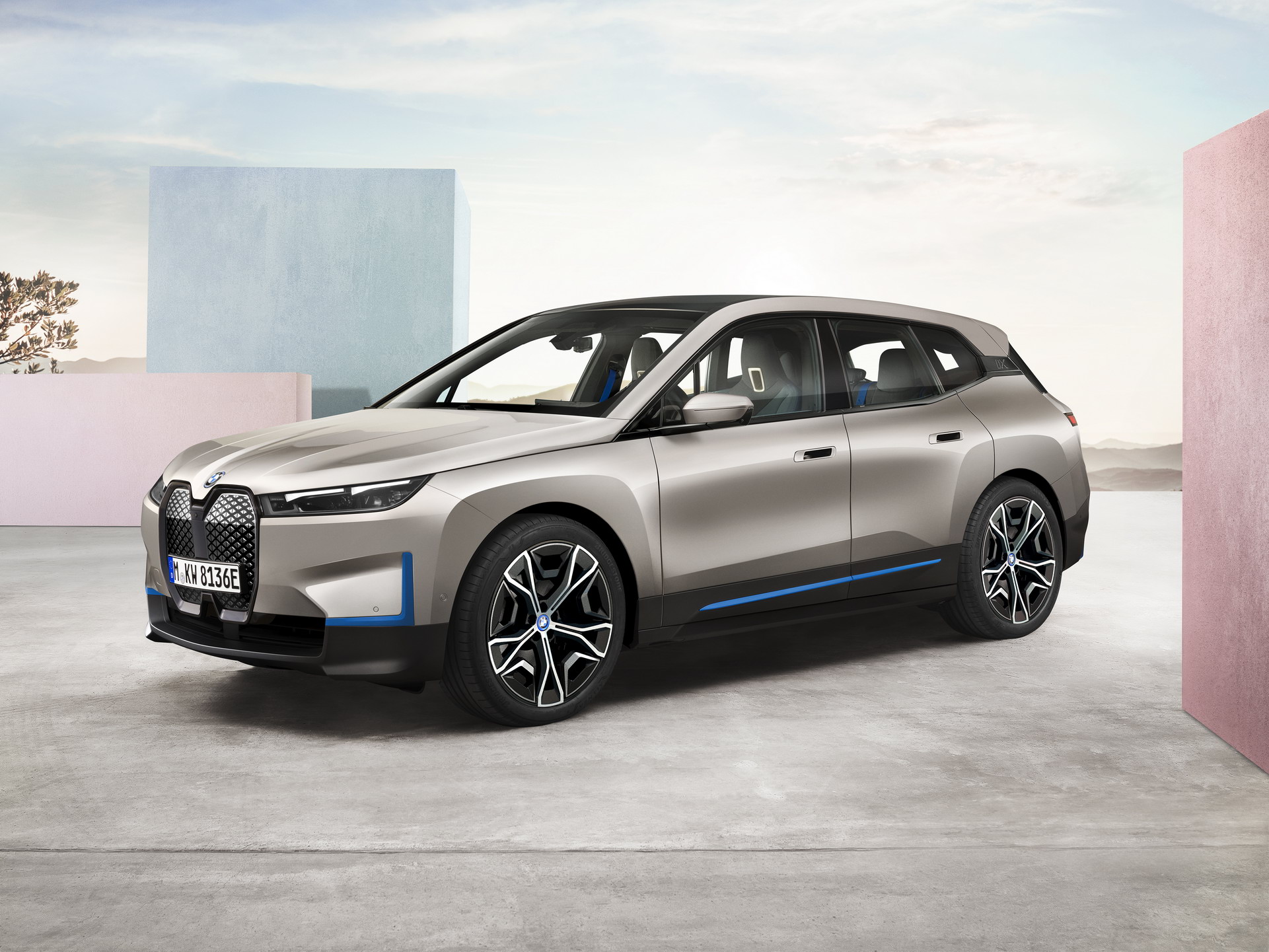 BMW, yeni elektrikli SUV modeli iX'i tanıttı