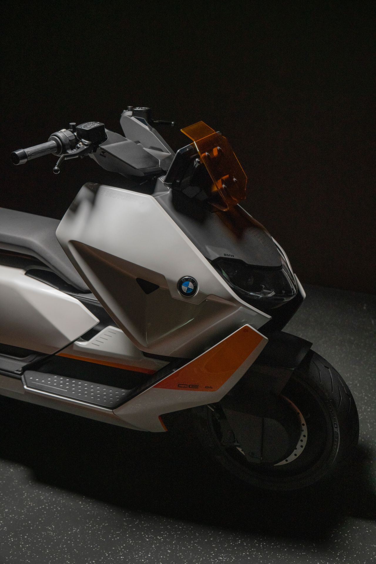 BMW Motorrad, tasarımıyla dikkat çeken elektrikli motosikleti Definition CE 04'ü gösterdi