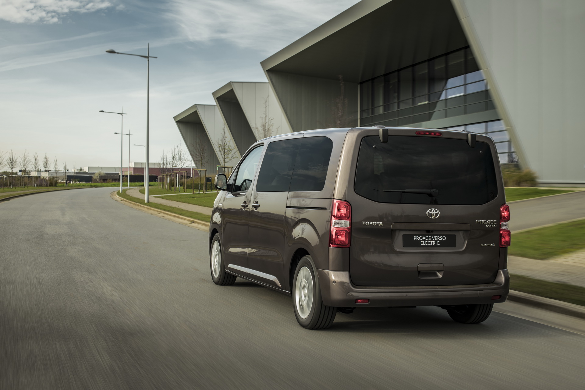 2021 Toyota Proace Verso Electric tanıtıldı