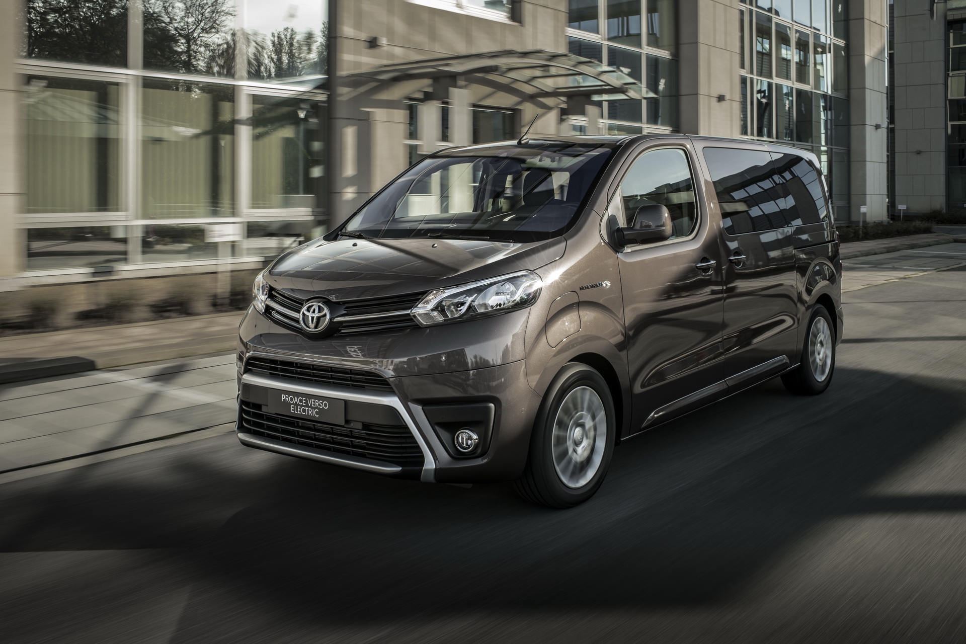 2021 Toyota Proace Verso Electric tanıtıldı