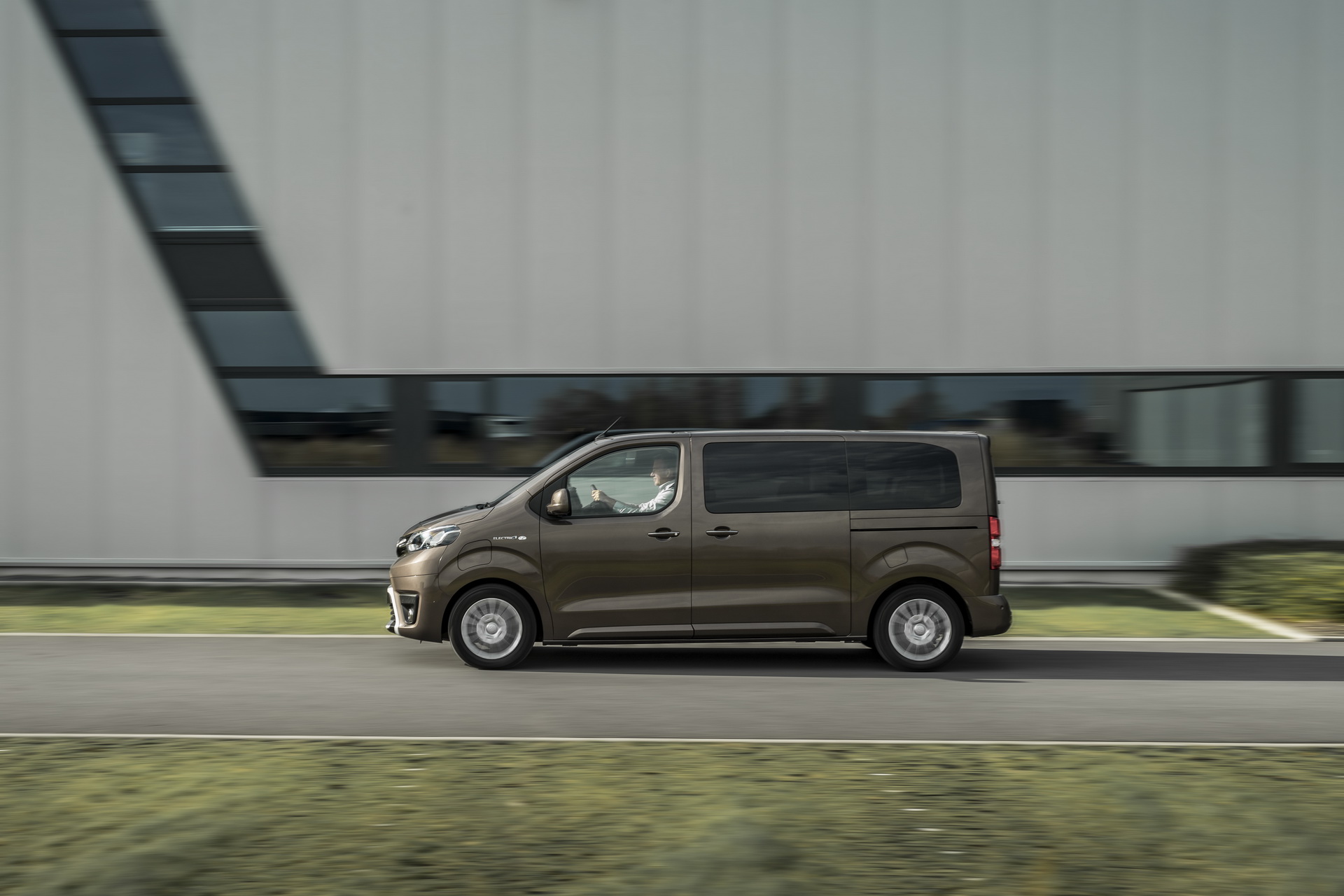 2021 Toyota Proace Verso Electric tanıtıldı