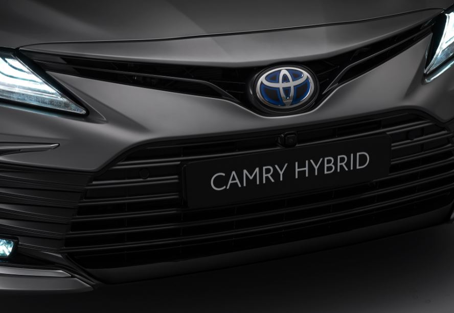Toyota Camry Hybrid makyajlandı