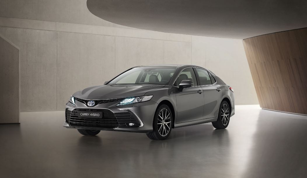 Toyota Camry Hybrid makyajlandı