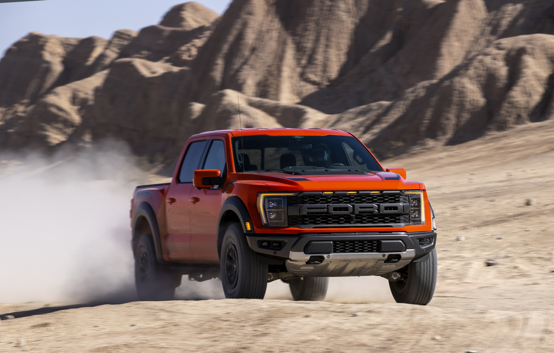 Arazi canavarı yenilendi: İşte yeni Ford F-150 Raptor