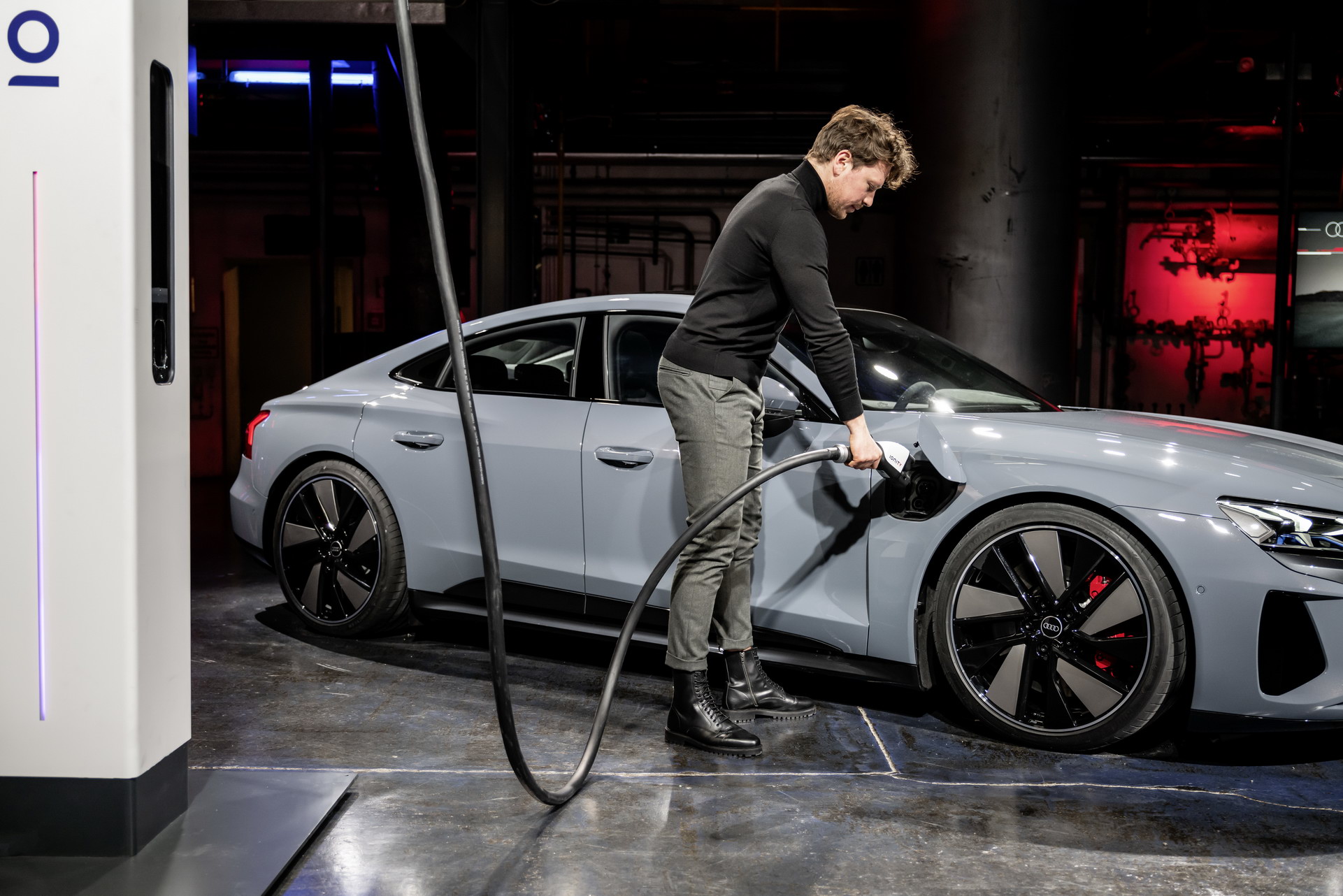 Elektrikli Audi e-tron GT, etkileyici tasarımı ve güçlü 'RS' versiyonuyla geldi