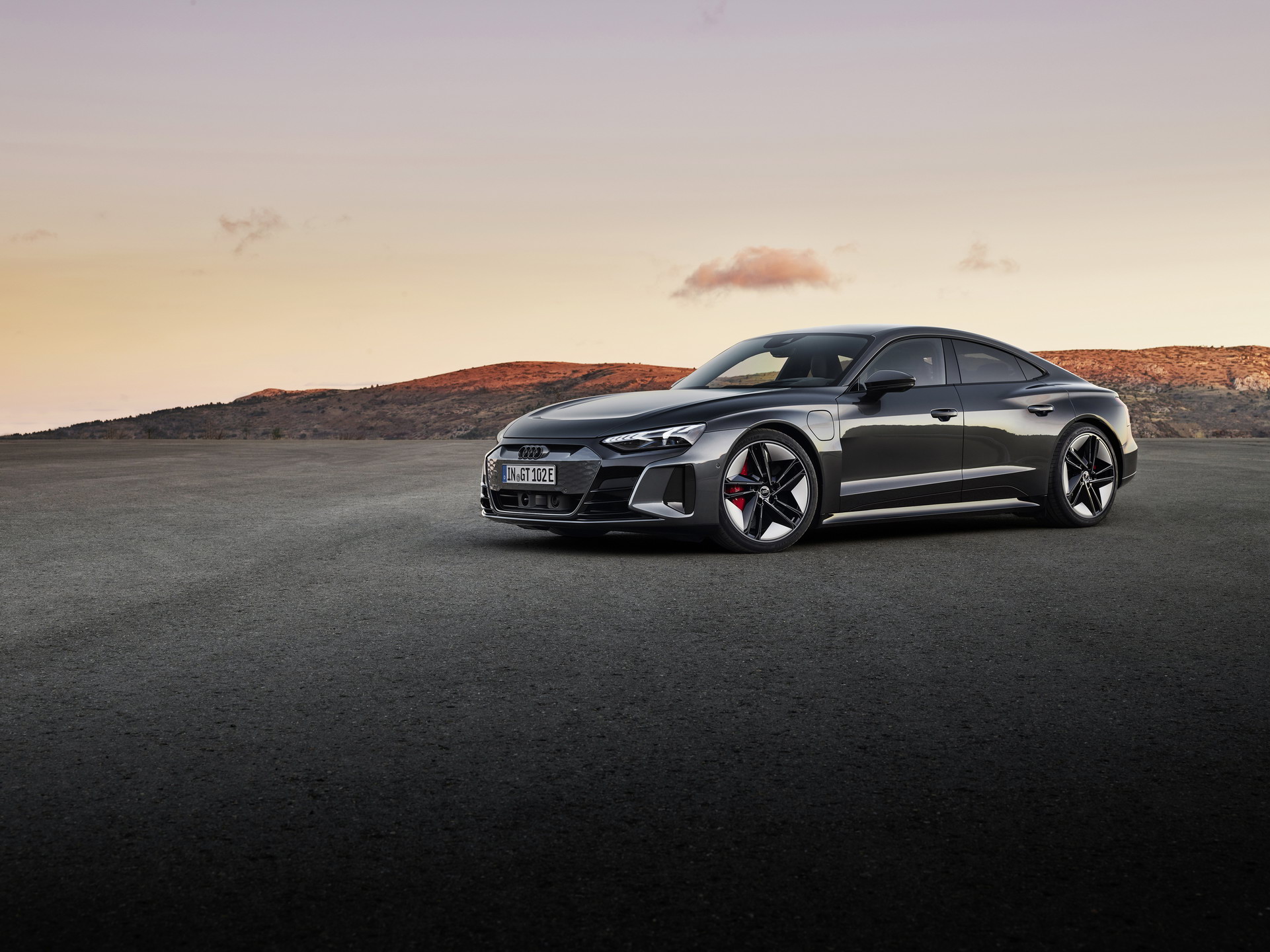 Elektrikli Audi e-tron GT, etkileyici tasarımı ve güçlü 'RS' versiyonuyla geldi