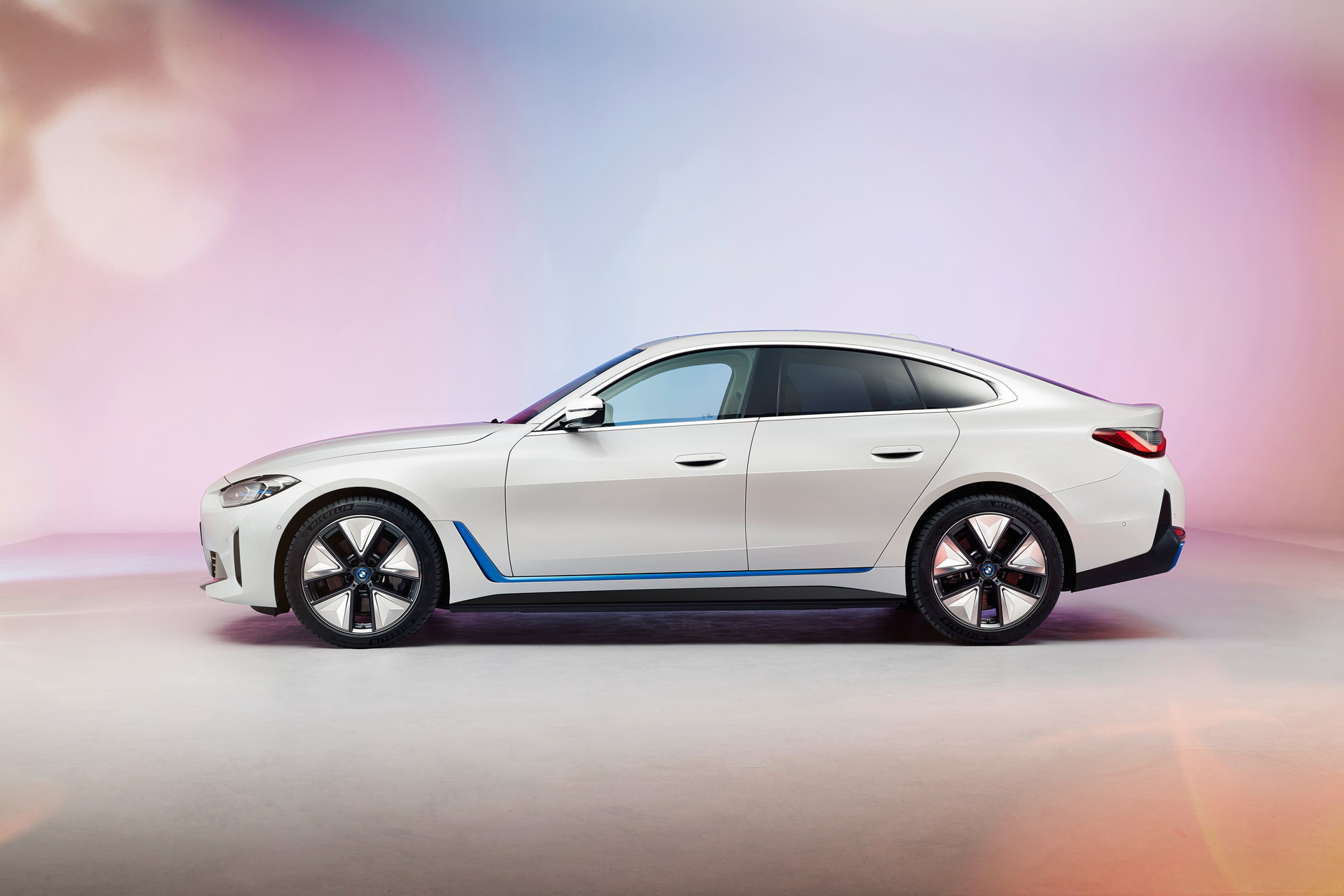 2021 BMW i4 tanıtıldı: 590 km sürüş menzili ve daha fazlası