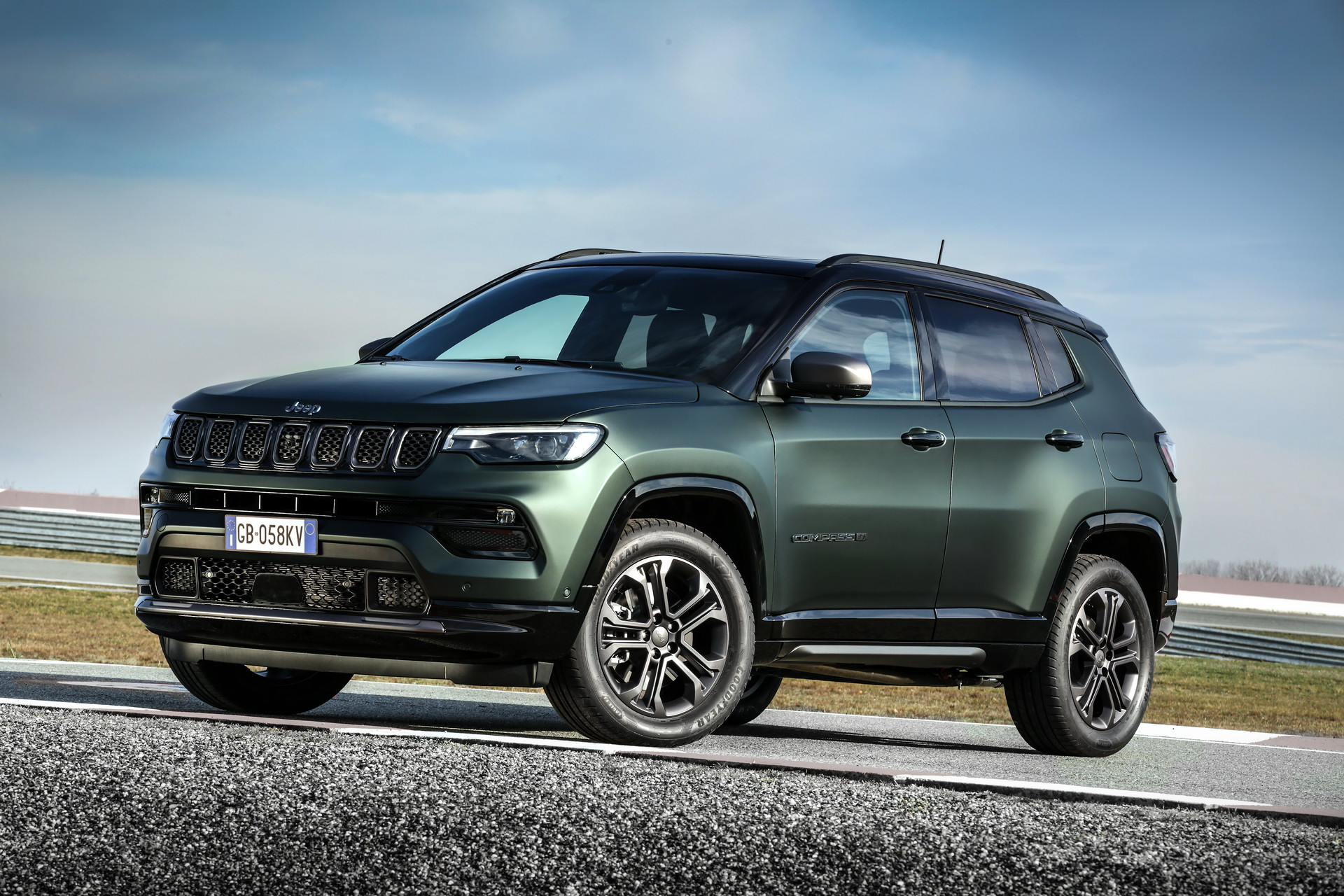 2021 Jeep Compass, yenilenen iç mekanı ve teknolojileriyle tanıtıldı