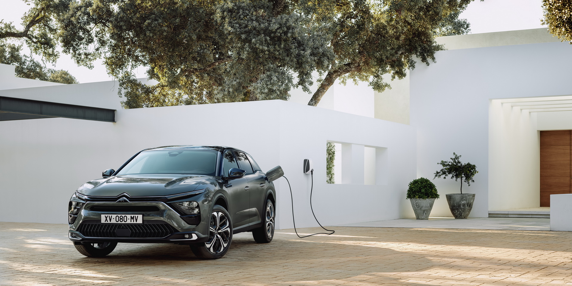 2021 Citroen C5 X, kendine has tasarımı ve hibrit versiyonuyla tanıtıldı