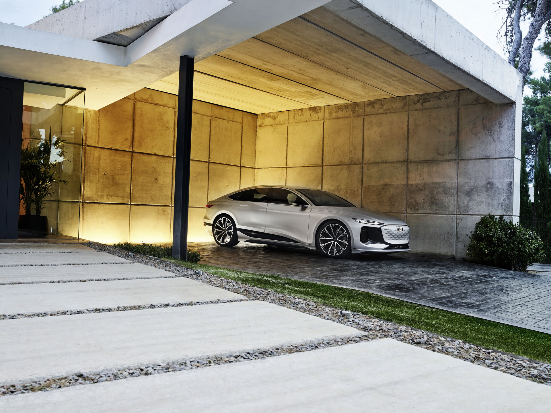 Yeni Audi A6 e-tron konsepti, farlarıyla duvara görüntü yansıtabiliyor
