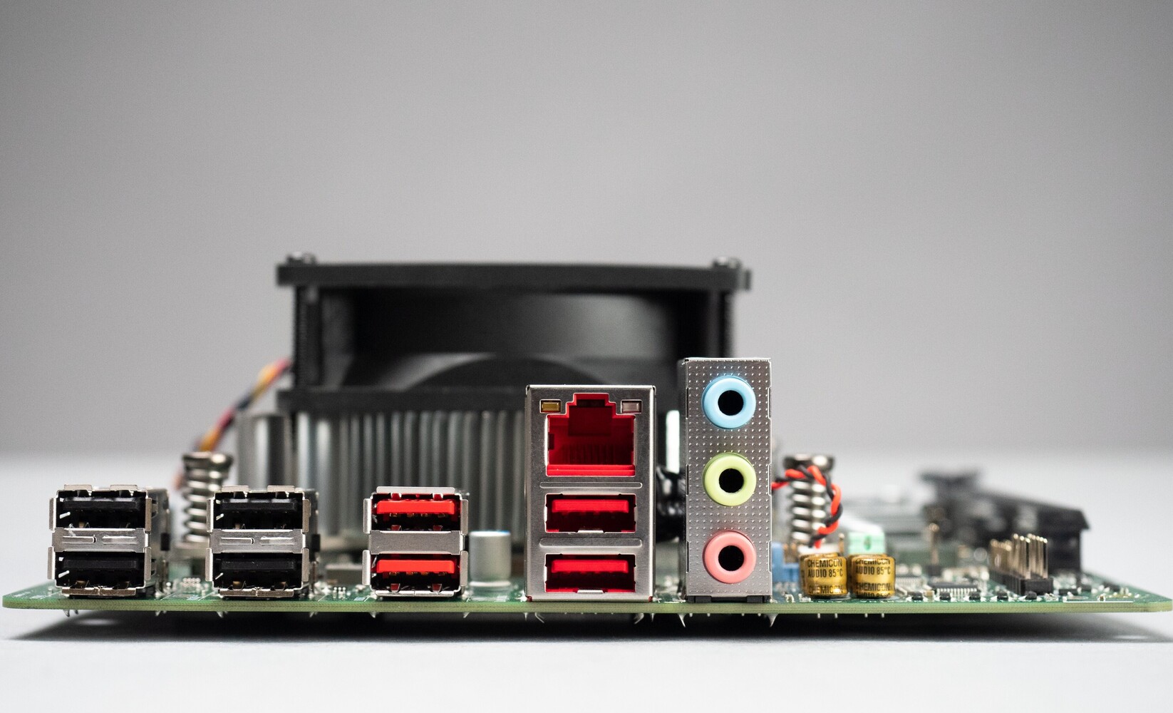 AMD 4700S SoC anakartı görüntülendi