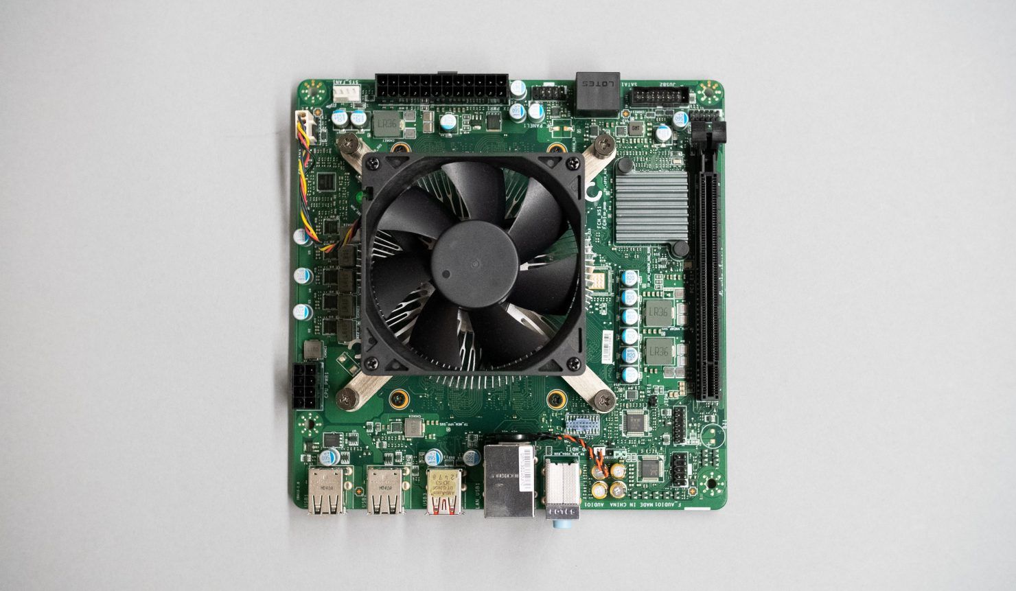 AMD 4700S SoC anakartı görüntülendi