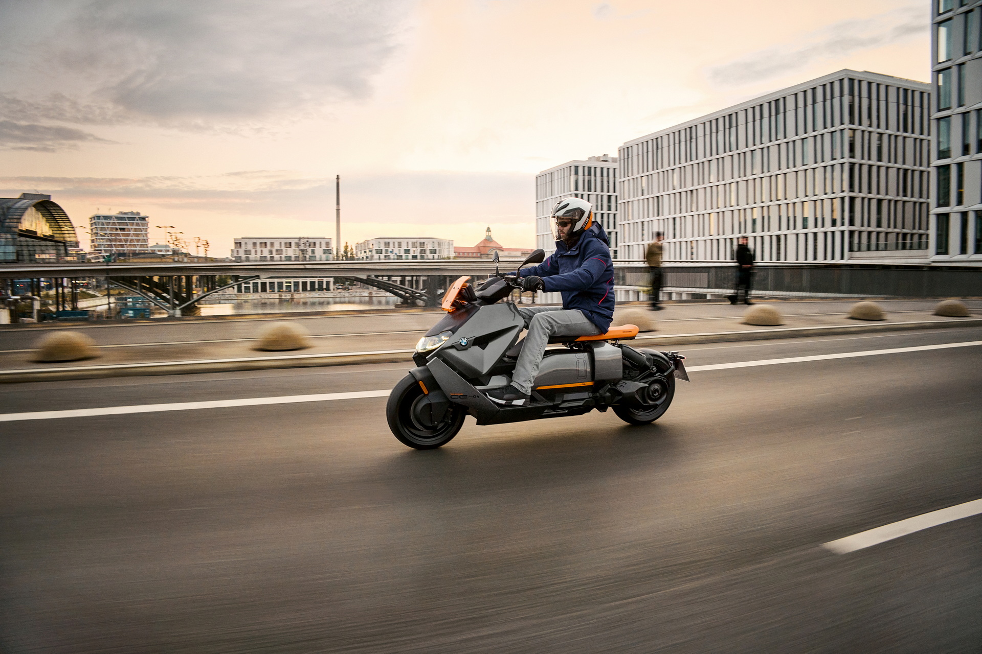 BMW'nin elektrikli motosikleti CE 04 tanıtıldı: İşte özellikleri ve fiyatı