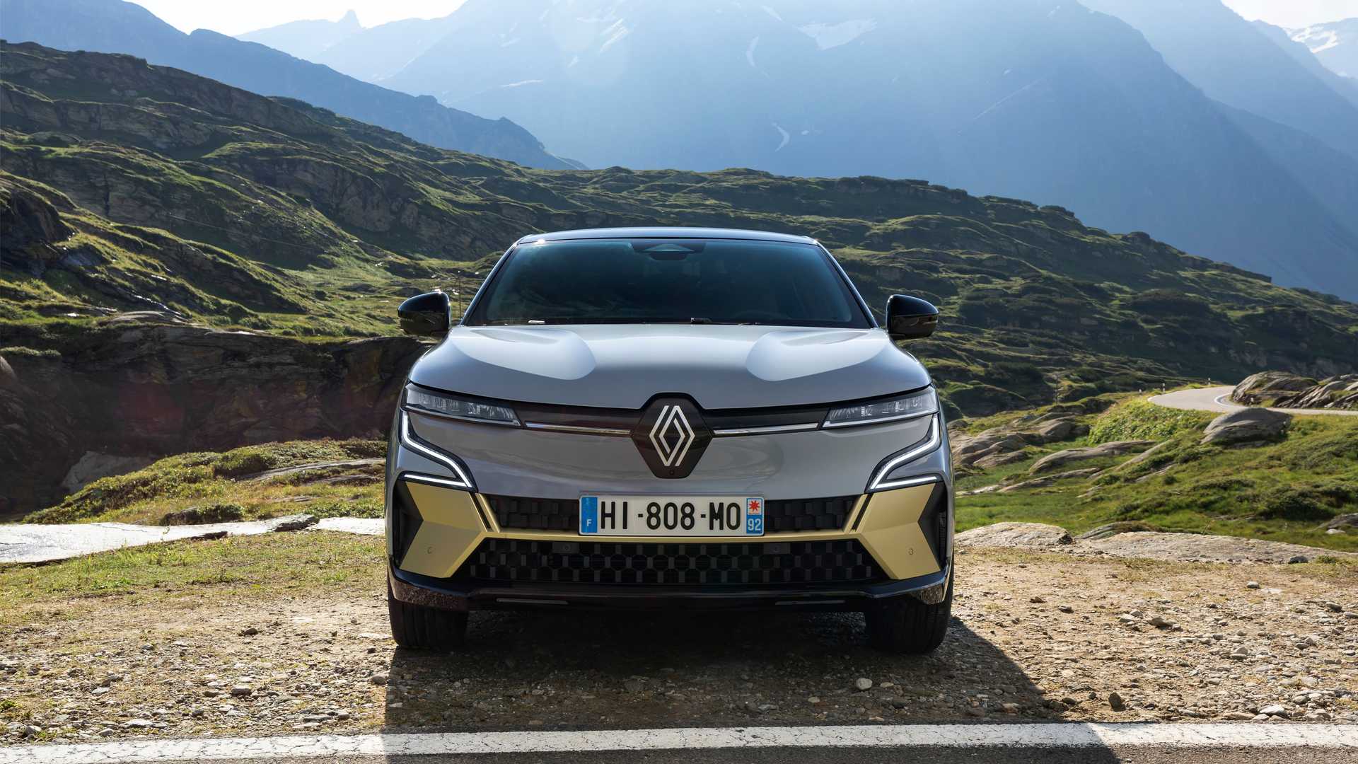 İşte yeni gövde ve yeni logoyla elektrikli Renault Megane E-Tech Electric karşınızda!