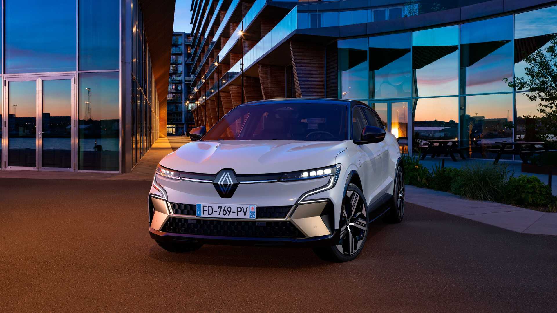İşte yeni gövde ve yeni logoyla elektrikli Renault Megane E-Tech Electric karşınızda!