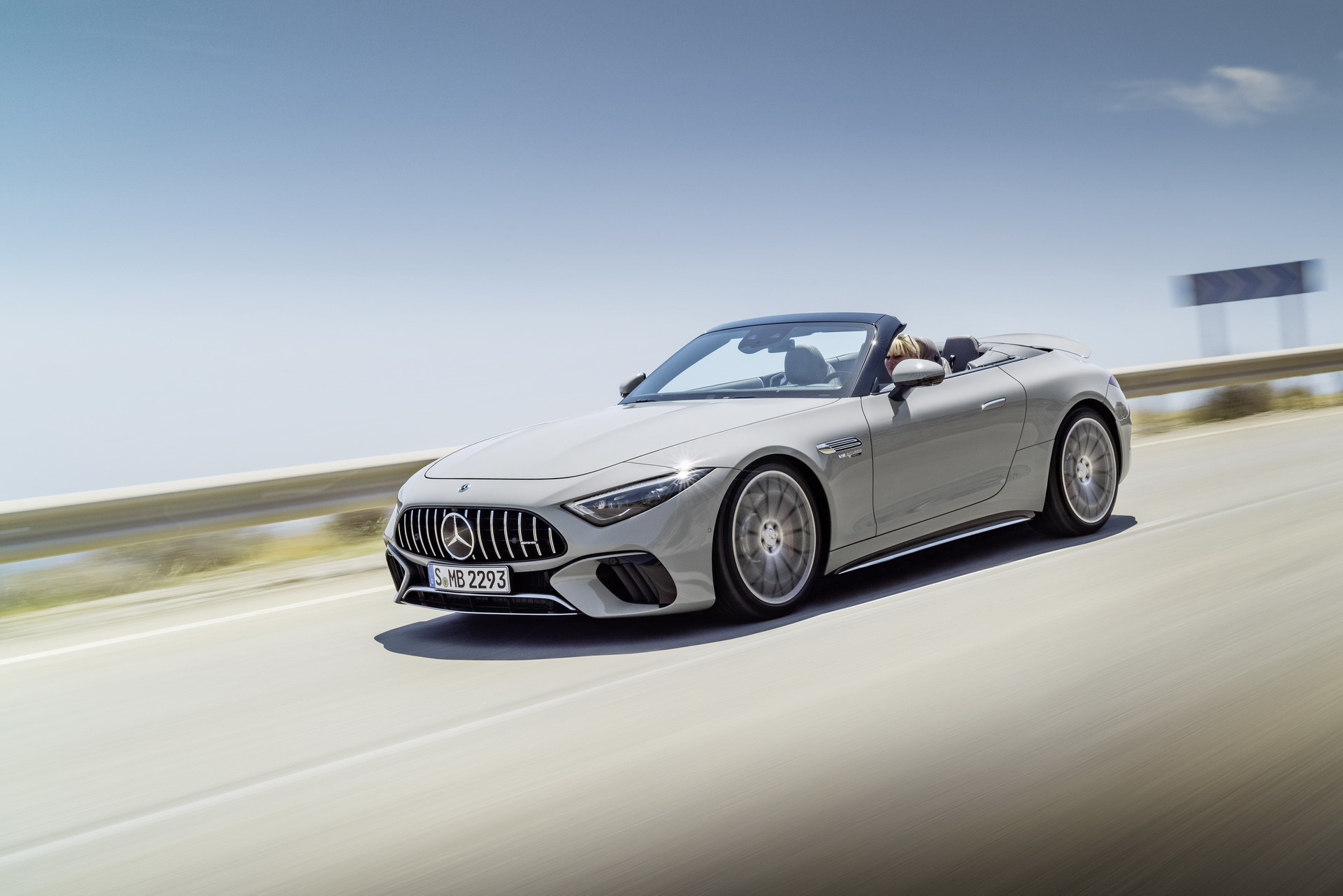 2022 Mercedes-AMG SL tanıtıldı: V8 ünite, 4Matic+ sistem ve kumaş tavan