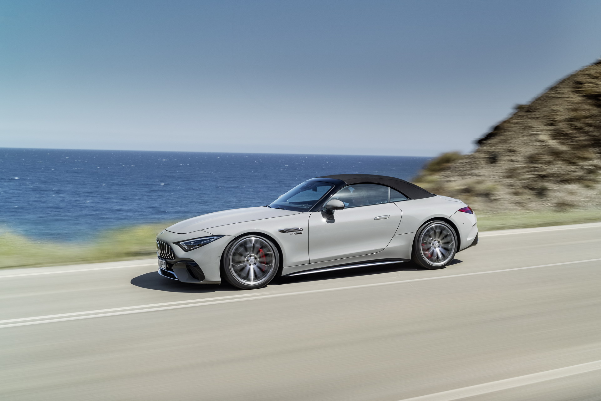 2022 Mercedes-AMG SL tanıtıldı: V8 ünite, 4Matic+ sistem ve kumaş tavan