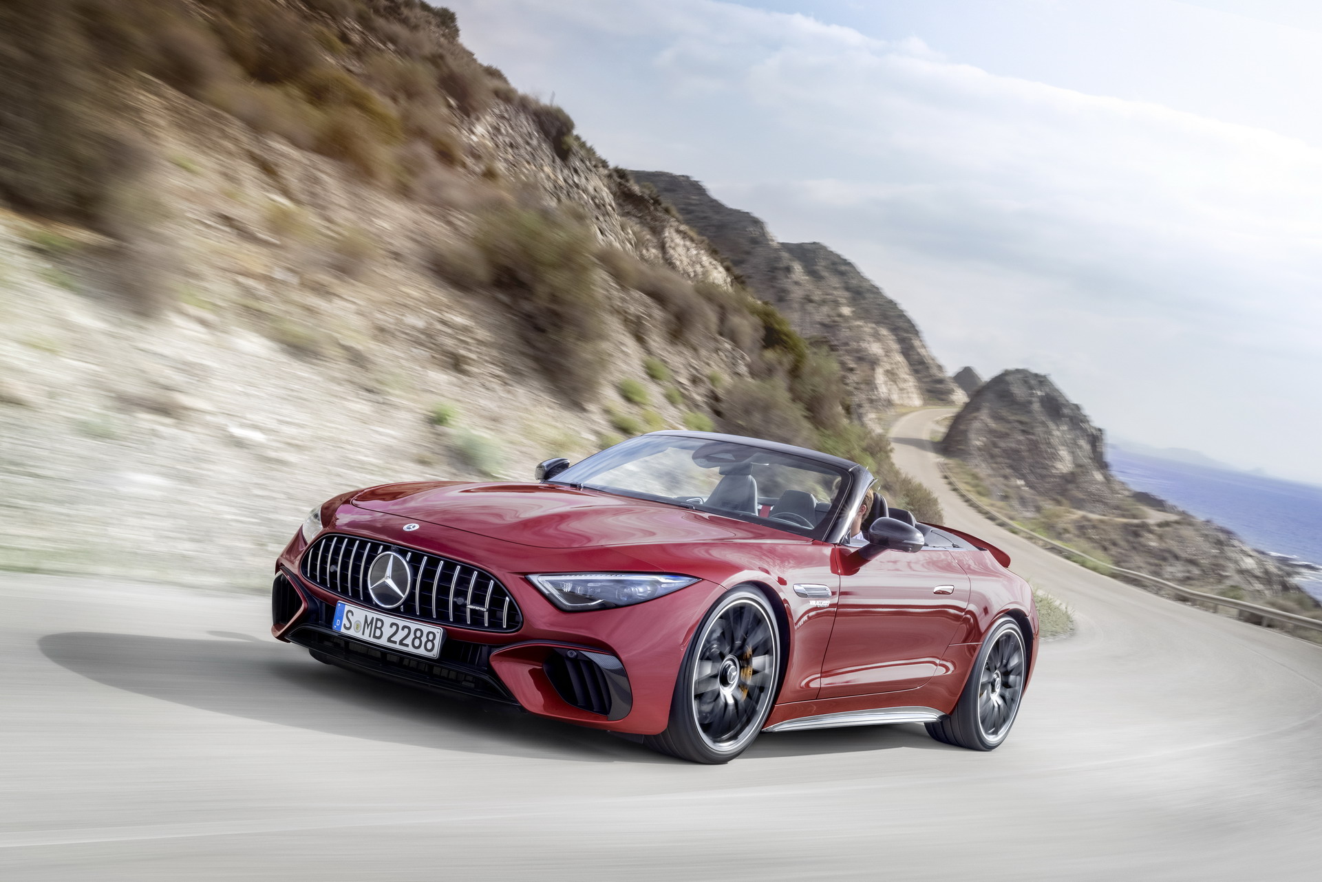 2022 Mercedes-AMG SL tanıtıldı: V8 ünite, 4Matic+ sistem ve kumaş tavan