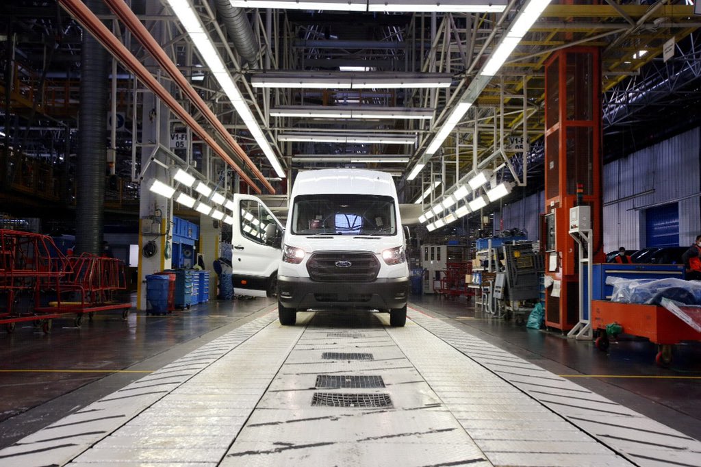 Türkiye'de üretilen elektrikli Ford E-Transit banttan indi