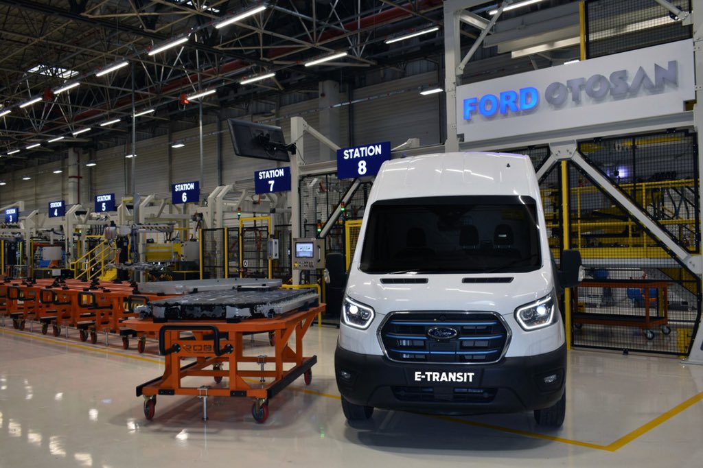 Türkiye'de üretilen elektrikli Ford E-Transit banttan indi