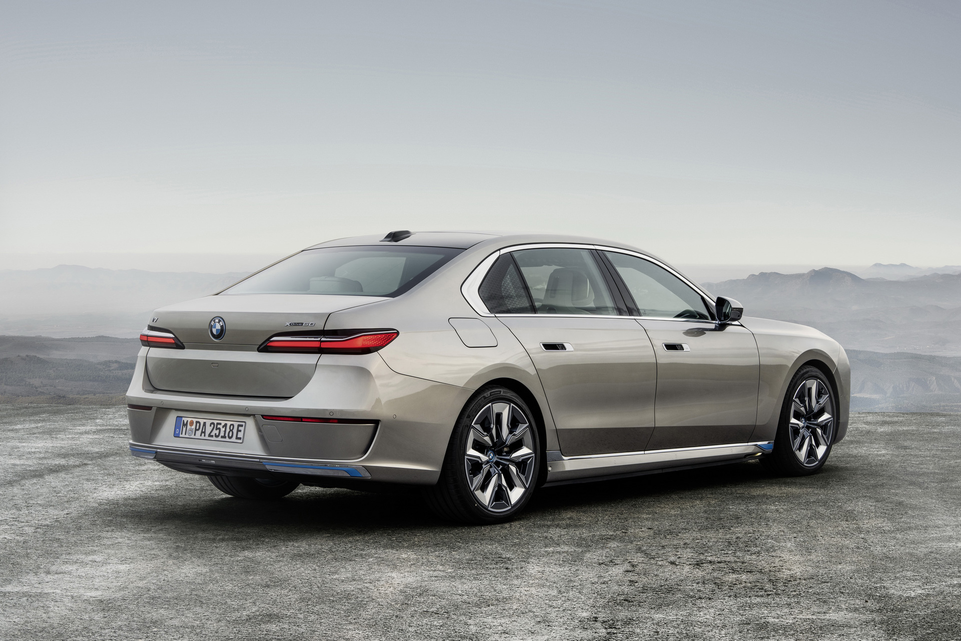 BMW 7-Serisi'nde bir ilk: 2022 BMW i7 elektrikli sedan tanıtıldı