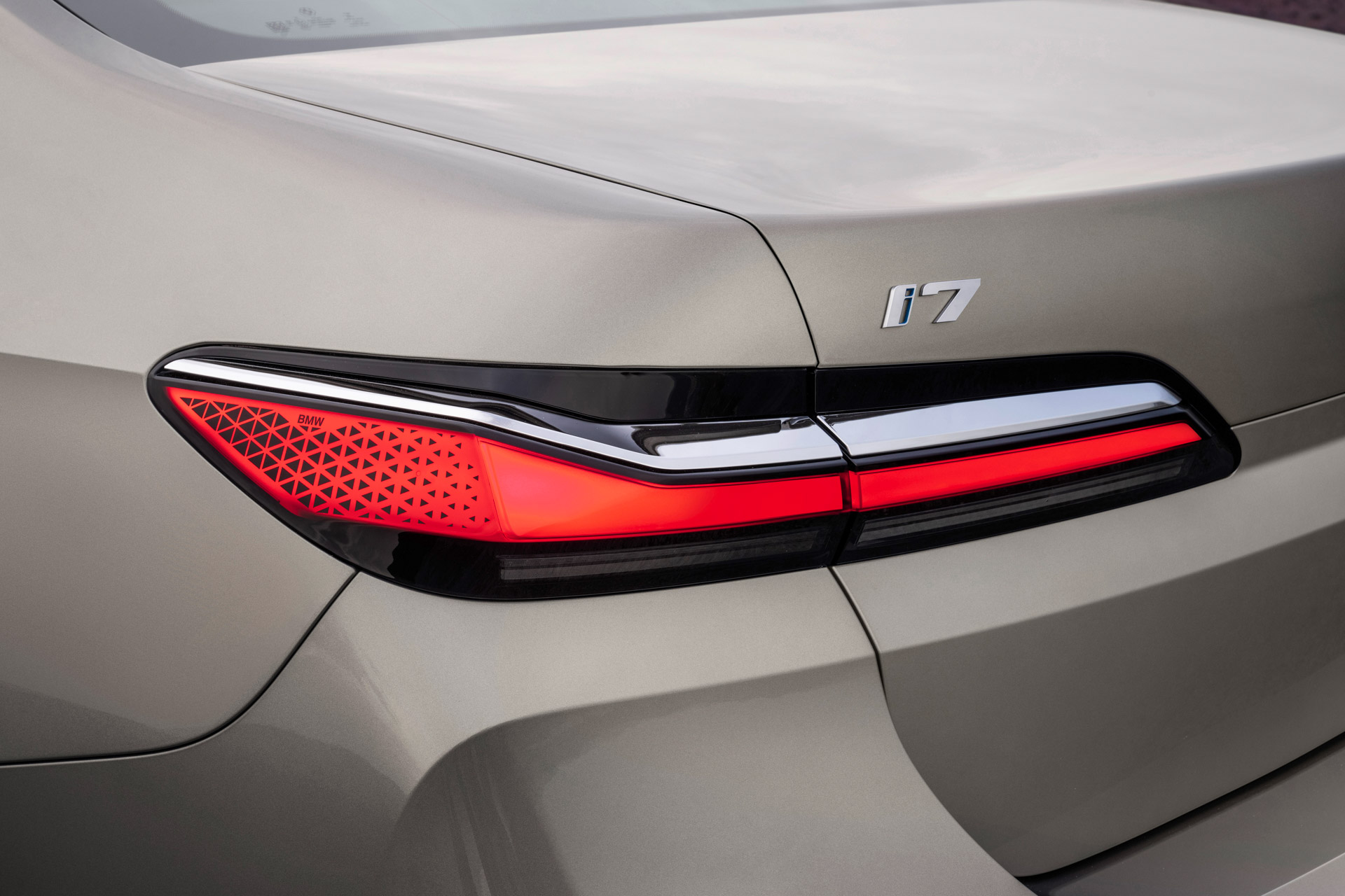 BMW 7-Serisi'nde bir ilk: 2022 BMW i7 elektrikli sedan tanıtıldı