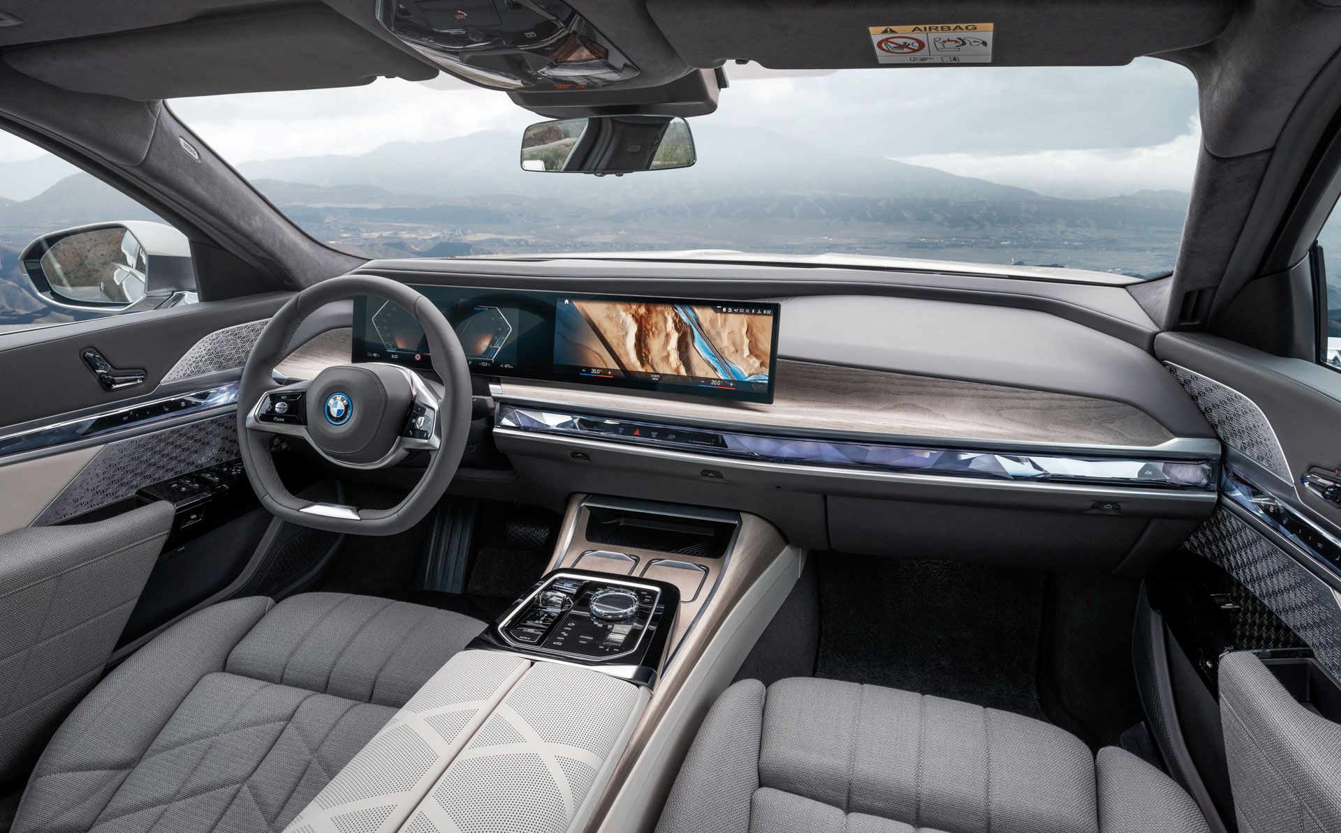 BMW 7-Serisi'nde bir ilk: 2022 BMW i7 elektrikli sedan tanıtıldı