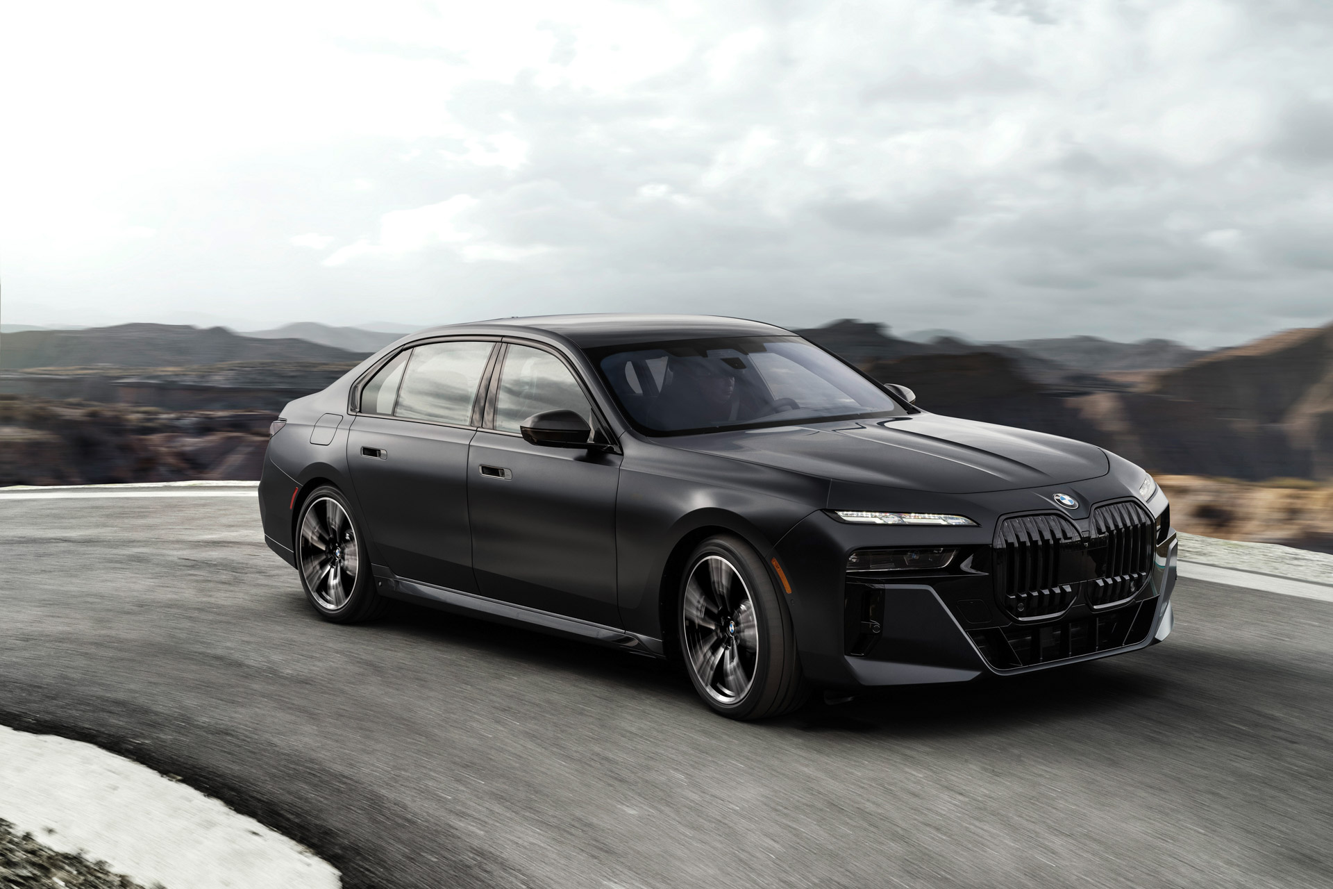 2022 BMW 7-Serisi tanıtıldı: 31.3 inçlik sinema ekranı ve daha fazlası