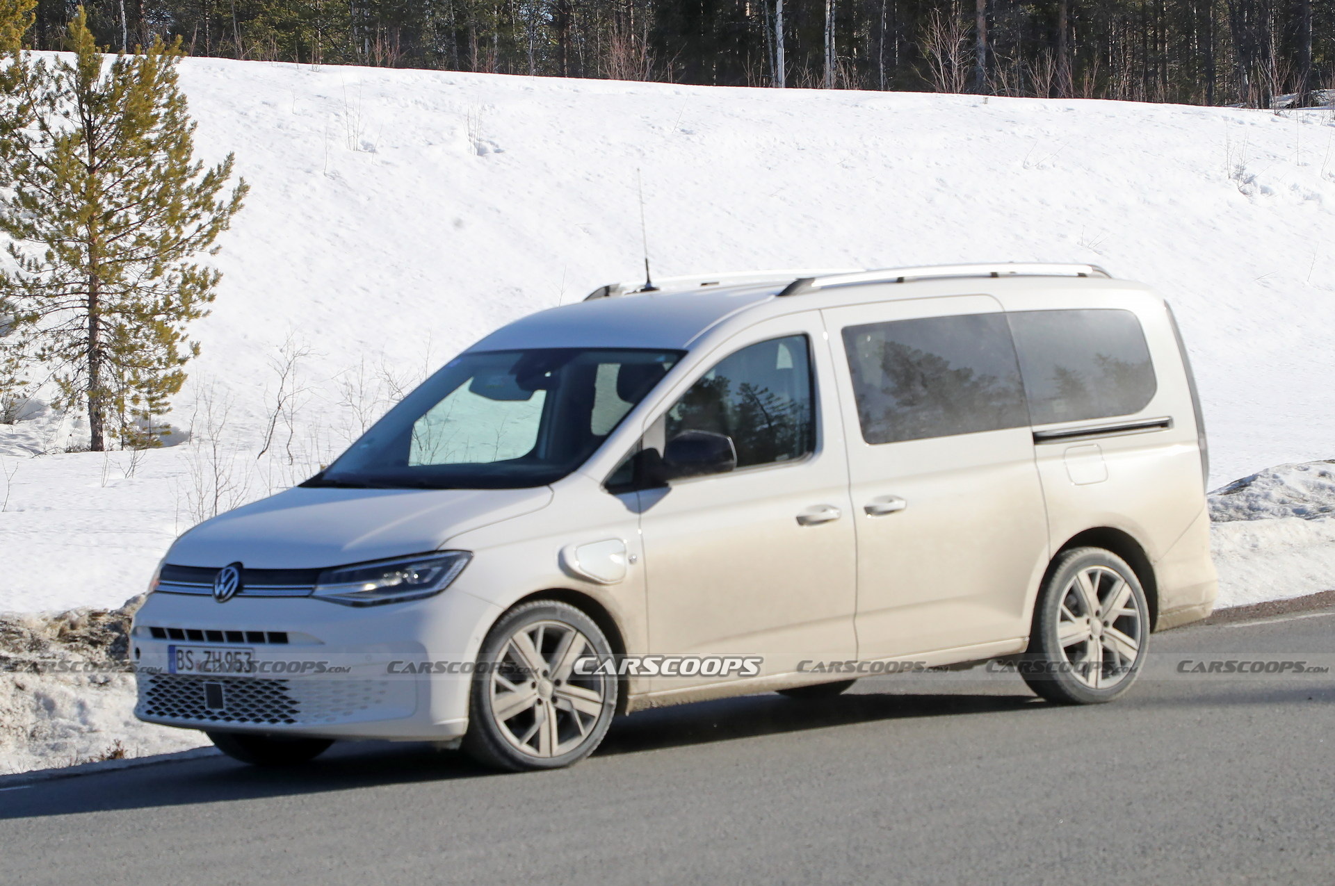 Volkswagen Caddy'nin şarj edilebilir hibrit versiyonu test edilirken görüntülendi