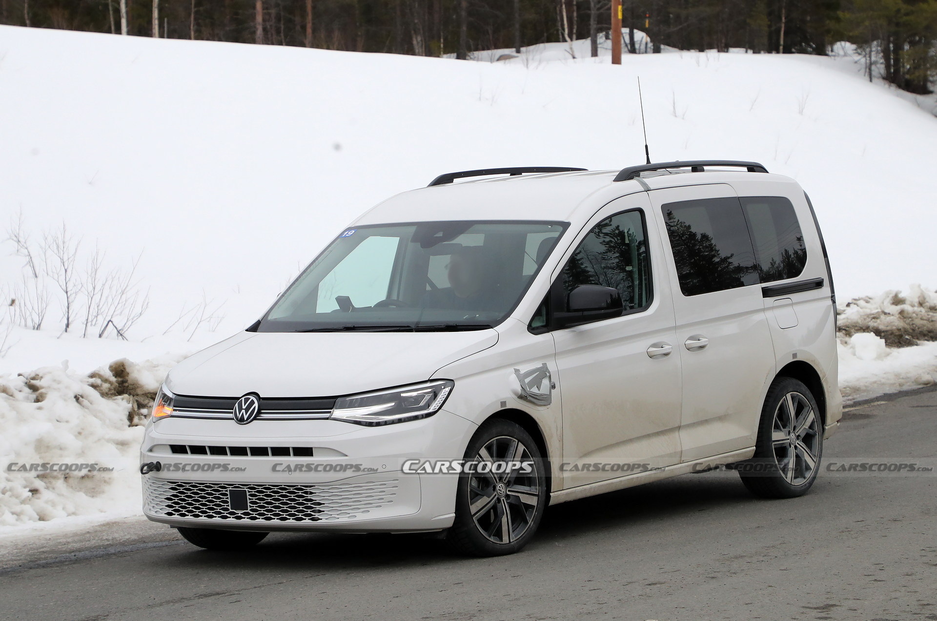 Volkswagen Caddy'nin şarj edilebilir hibrit versiyonu test edilirken görüntülendi