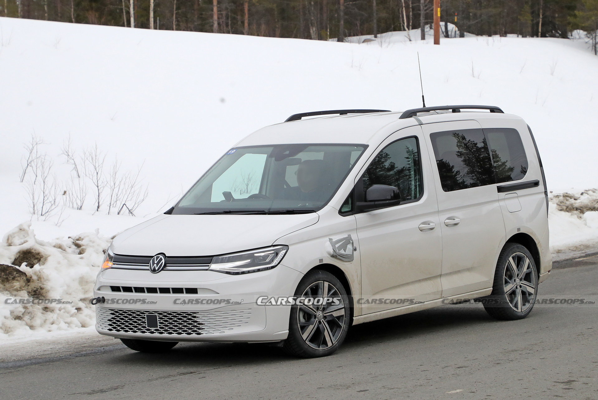 Volkswagen Caddy'nin şarj edilebilir hibrit versiyonu test edilirken görüntülendi