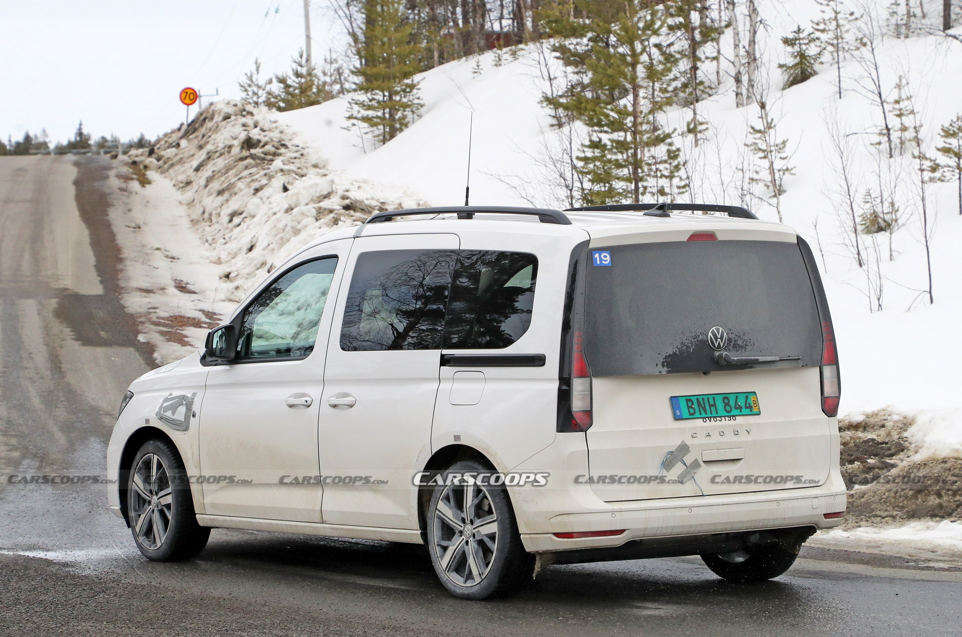 Volkswagen Caddy'nin şarj edilebilir hibrit versiyonu test edilirken görüntülendi